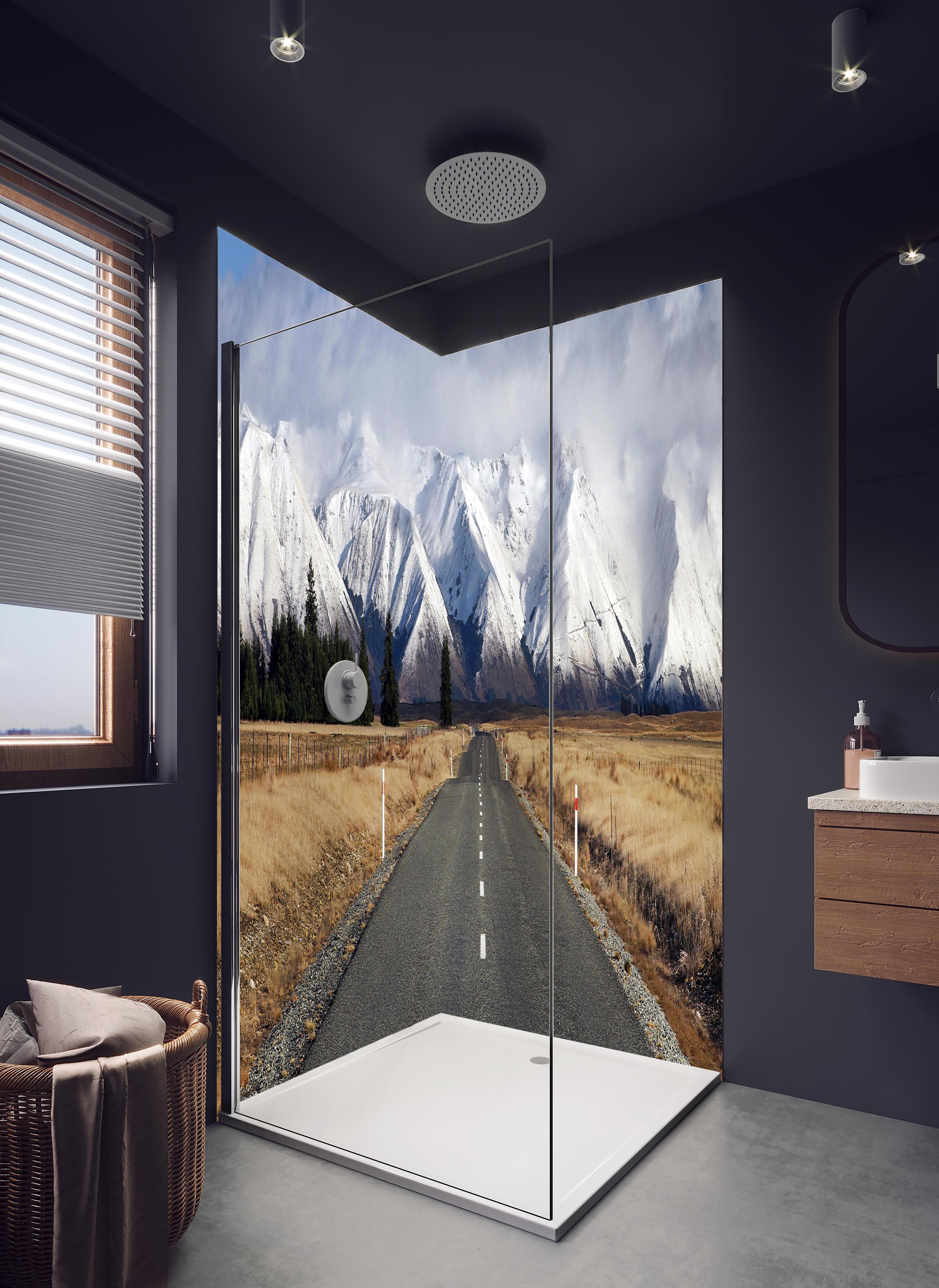 Duschrückwand - Schneebedeckte Bergspitzen im Winter in hellem Badezimmer mit Regenduschkopf - zweiteilige Eck-Duschrückwand