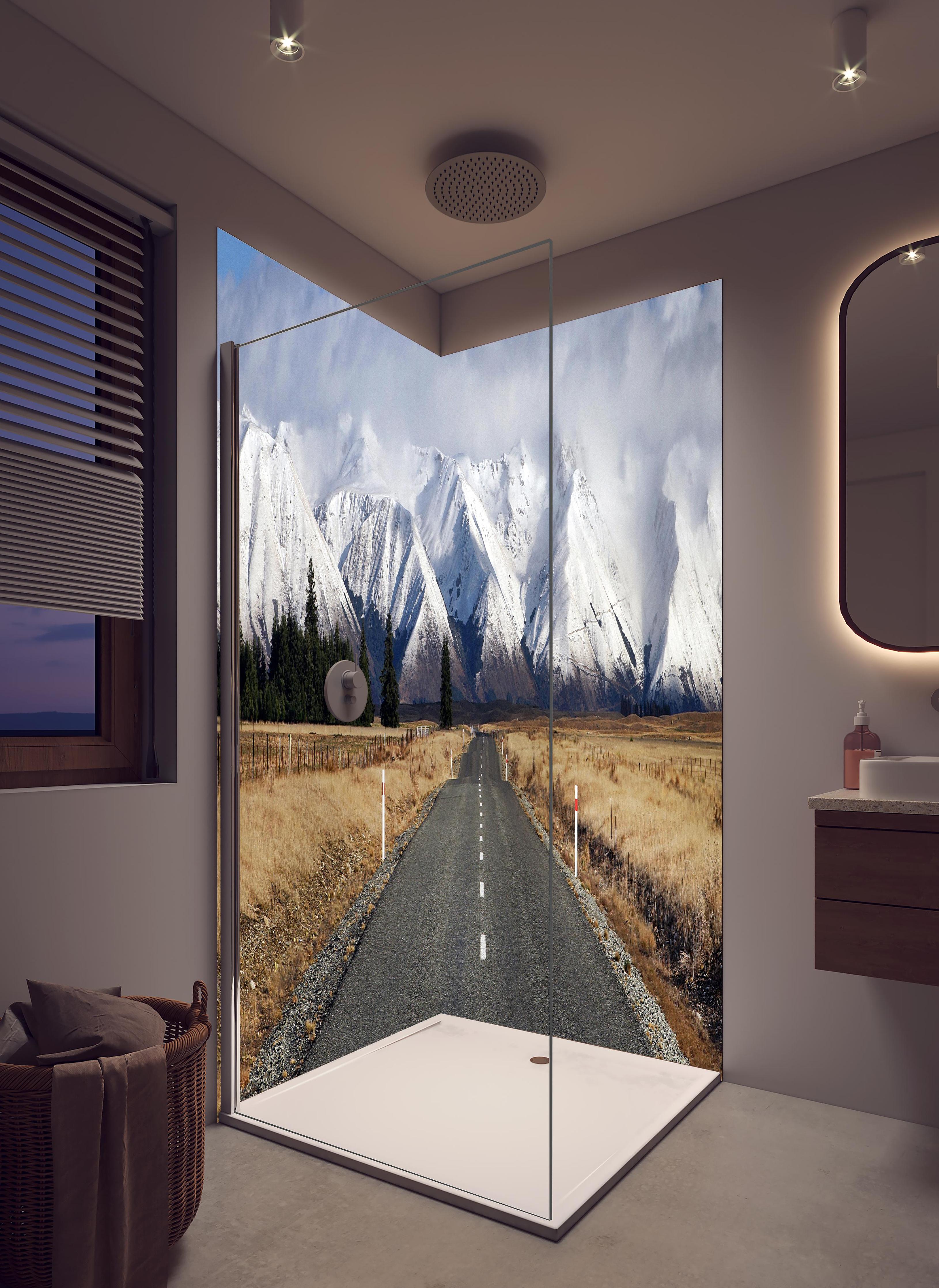 Duschrückwand - Schneebedeckte Bergspitzen im Winter in hellem Badezimmer mit Regenduschkopf - zweiteilige Eck-Duschrückwand