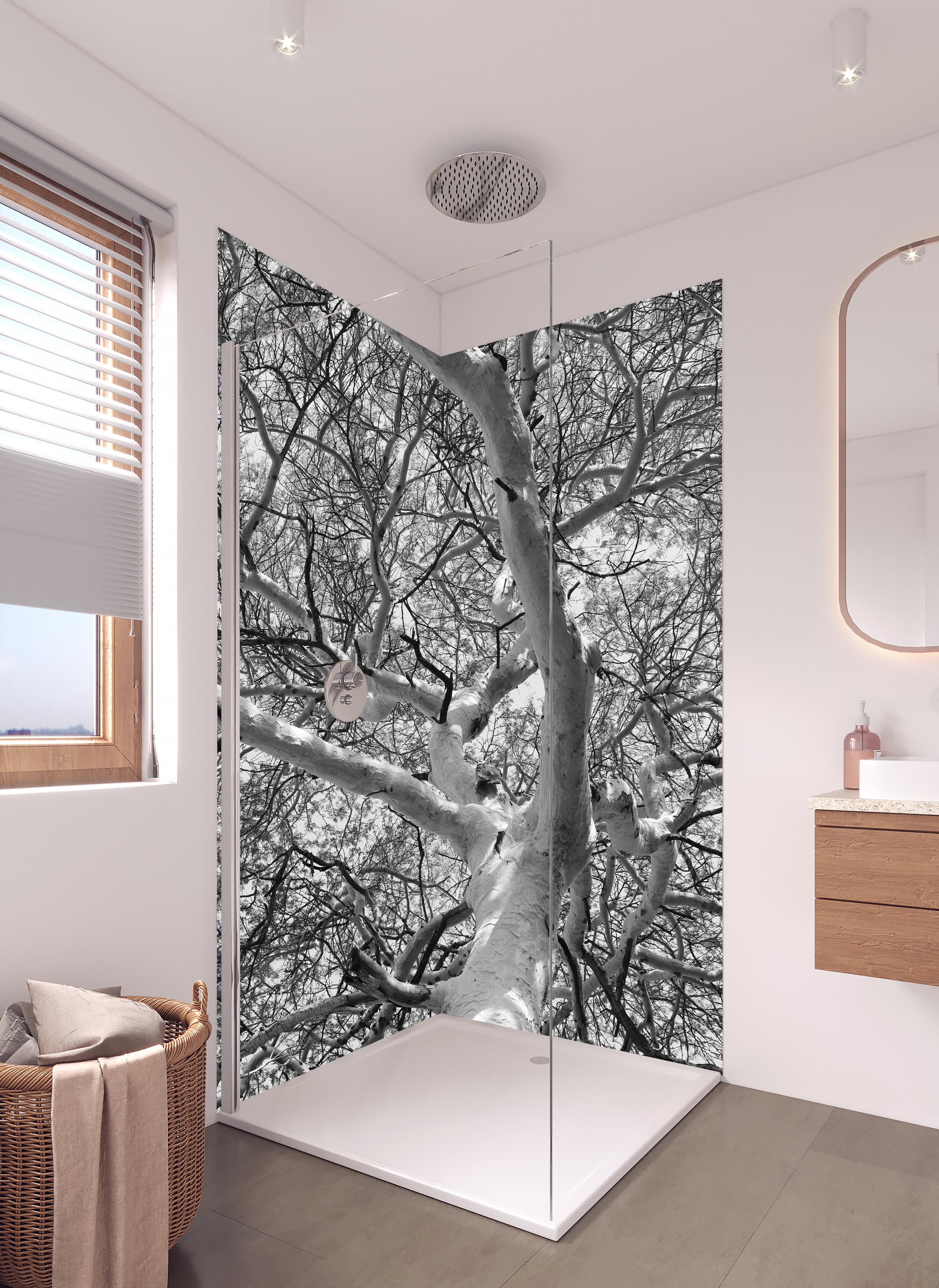 Duschrückwand - Schneeüberdeckte Baumkrone in hellem Badezimmer mit Regenduschkopf - zweiteilige Eck-Duschrückwand
