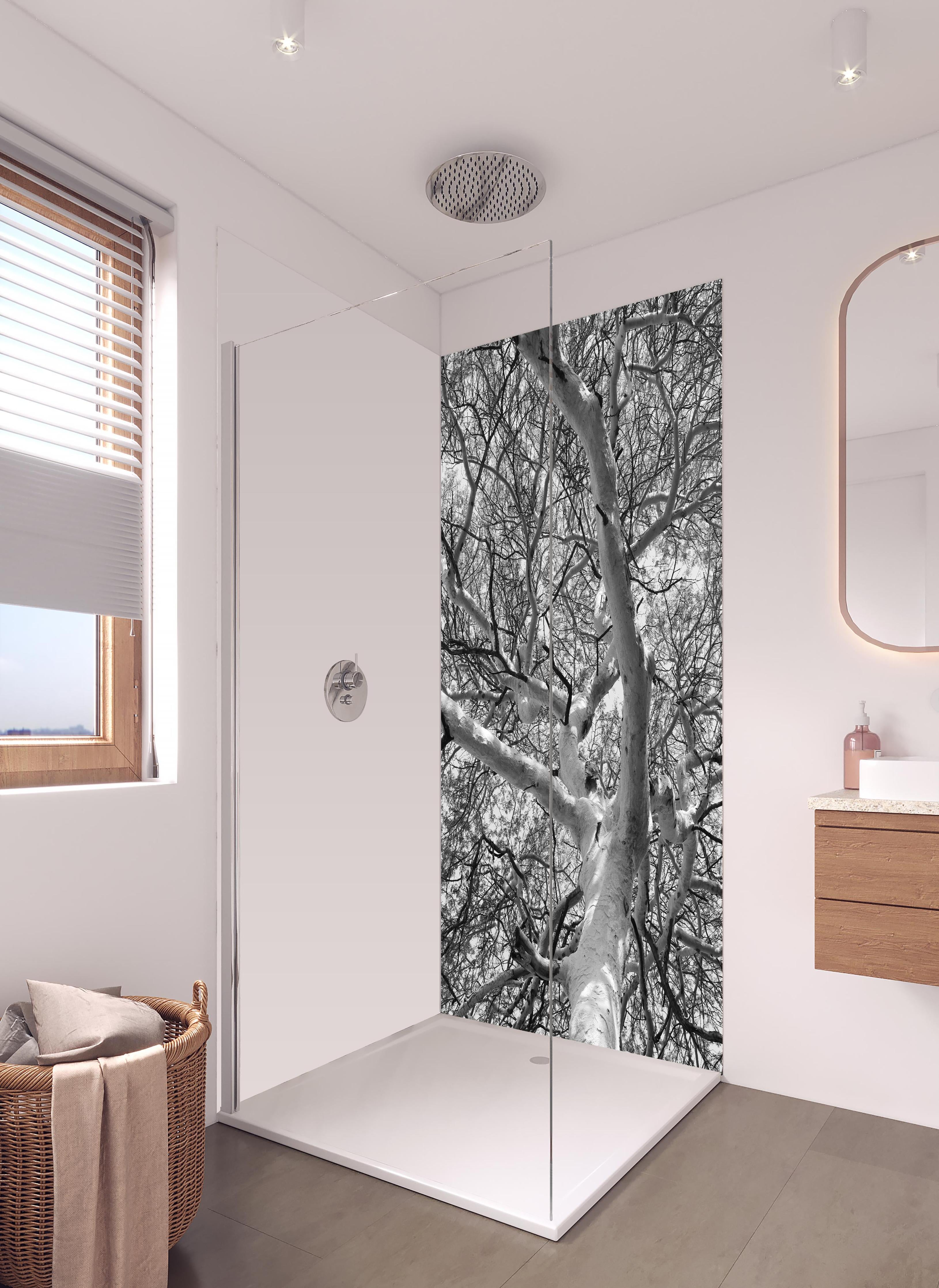 Duschrückwand - Schneeüberdeckte Baumkrone in hellem Badezimmer mit Regenduschkopf - zweiteilige Eck-Duschrückwand