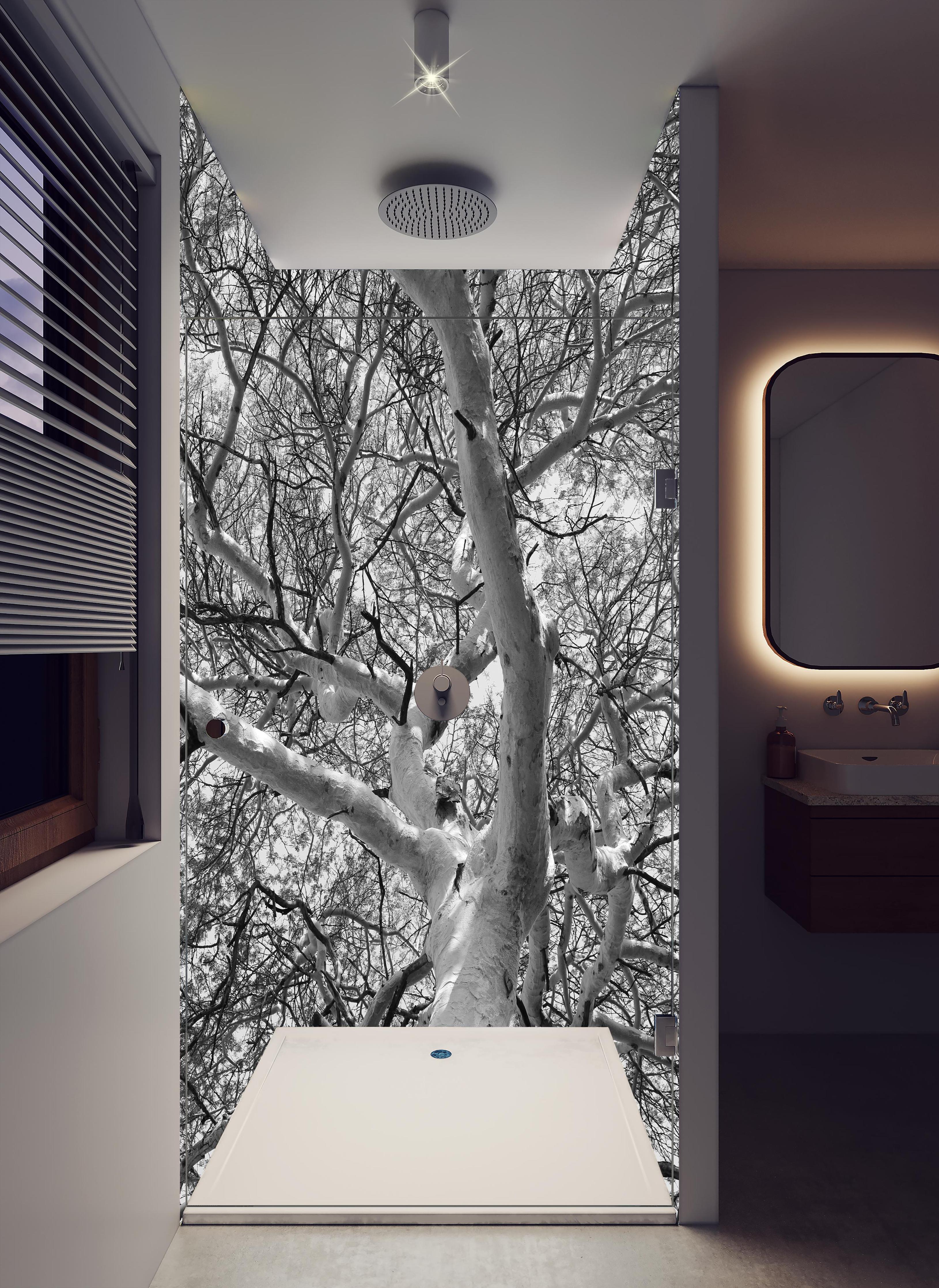 Duschrückwand - Schneeüberdeckte Baumkrone in hellem Badezimmer mit Regenduschkopf - zweiteilige Eck-Duschrückwand