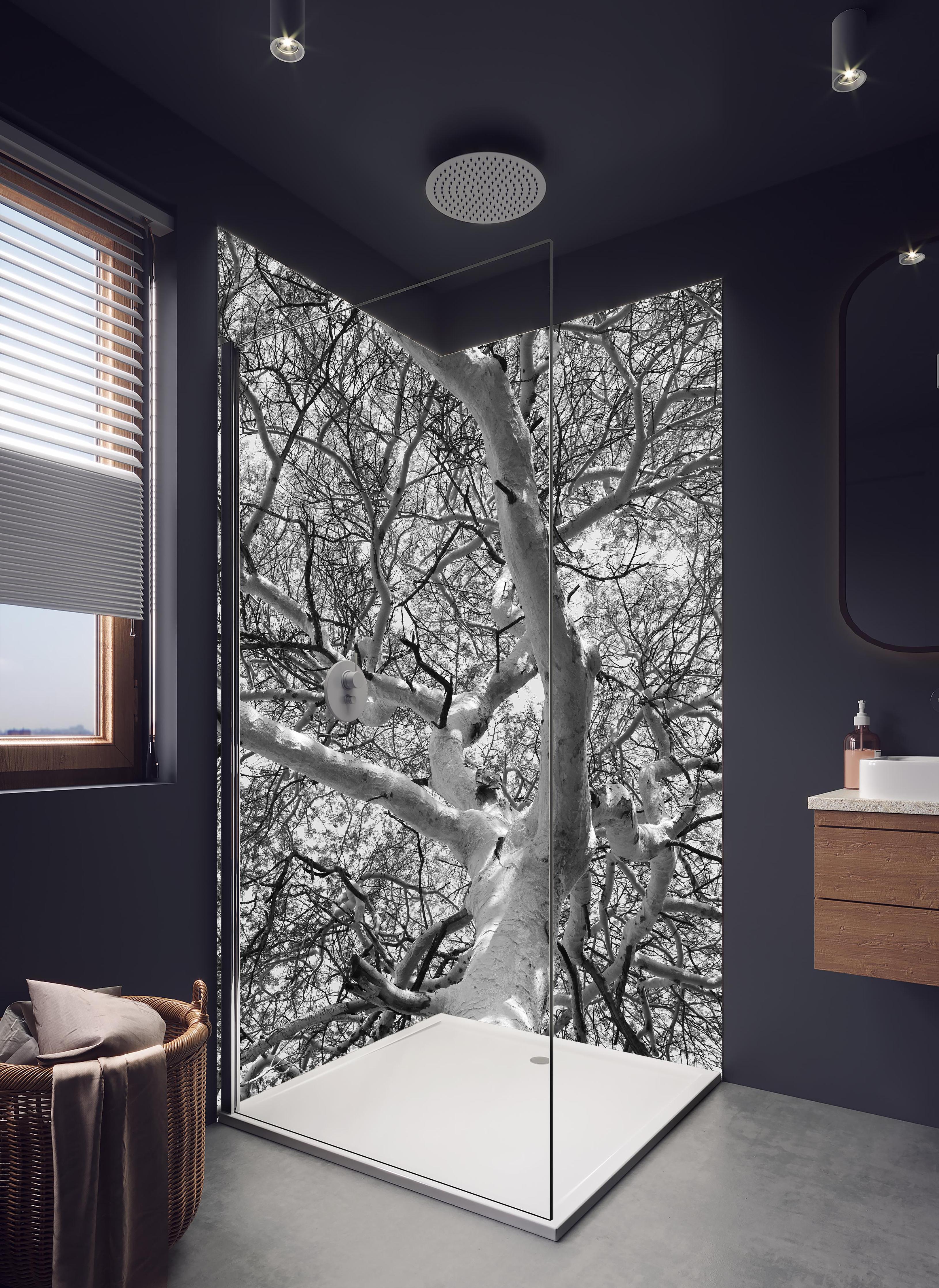 Duschrückwand - Schneeüberdeckte Baumkrone in hellem Badezimmer mit Regenduschkopf - zweiteilige Eck-Duschrückwand