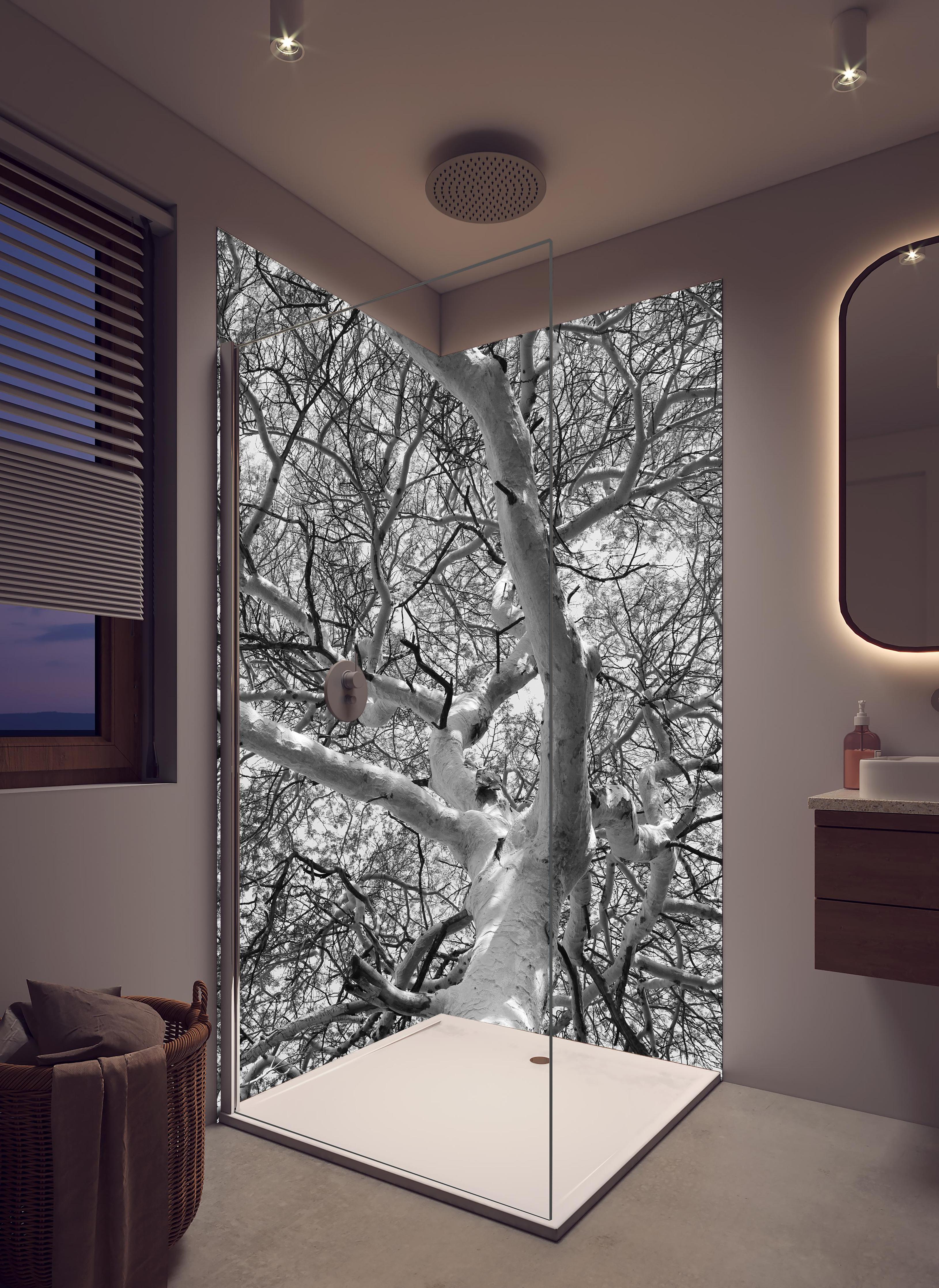 Duschrückwand - Schneeüberdeckte Baumkrone in hellem Badezimmer mit Regenduschkopf - zweiteilige Eck-Duschrückwand