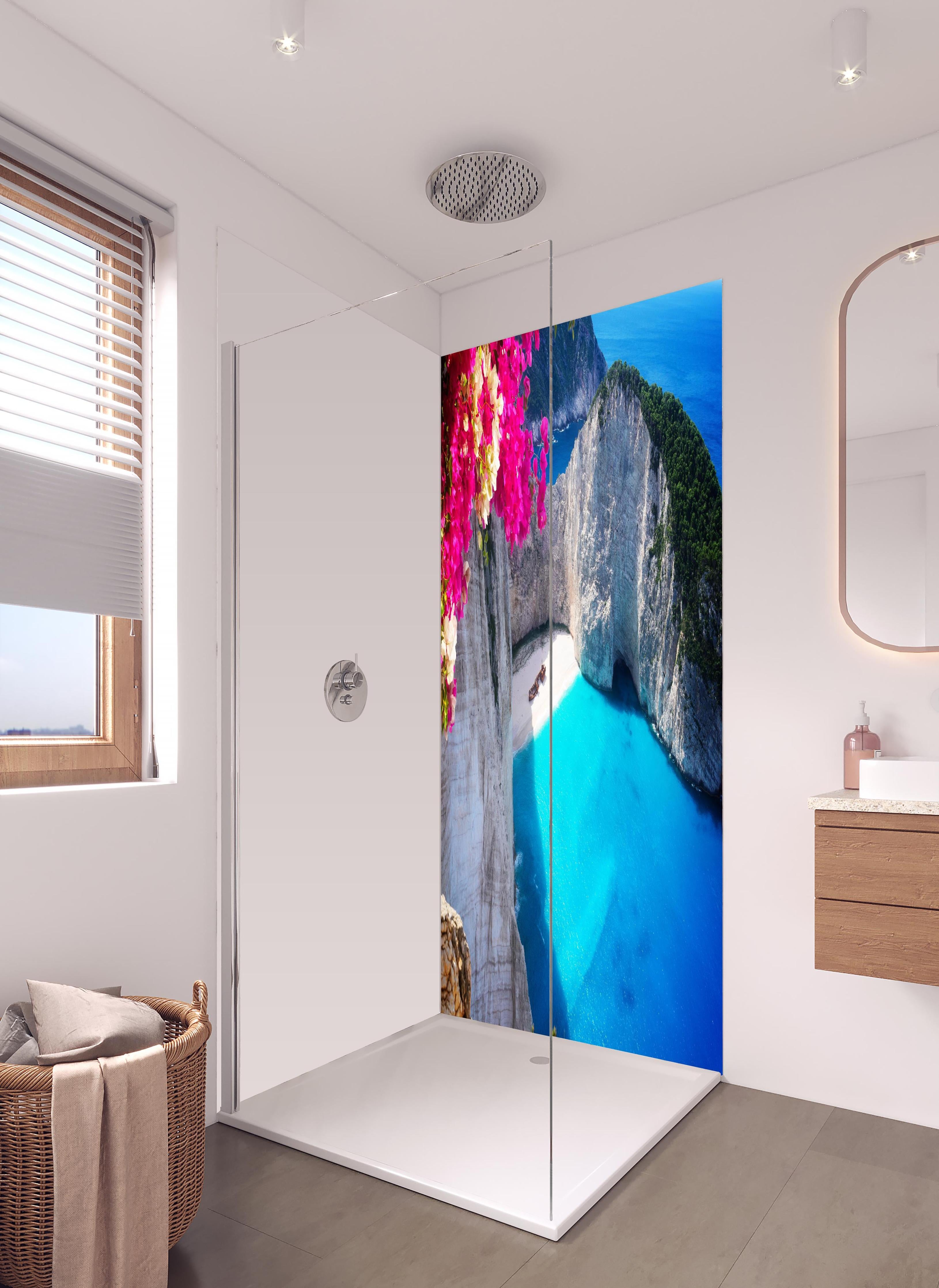 Duschrückwand - Schöne Landschaft der Insel Zakinthos in hellem Badezimmer mit Regenduschkopf - zweiteilige Eck-Duschrückwand