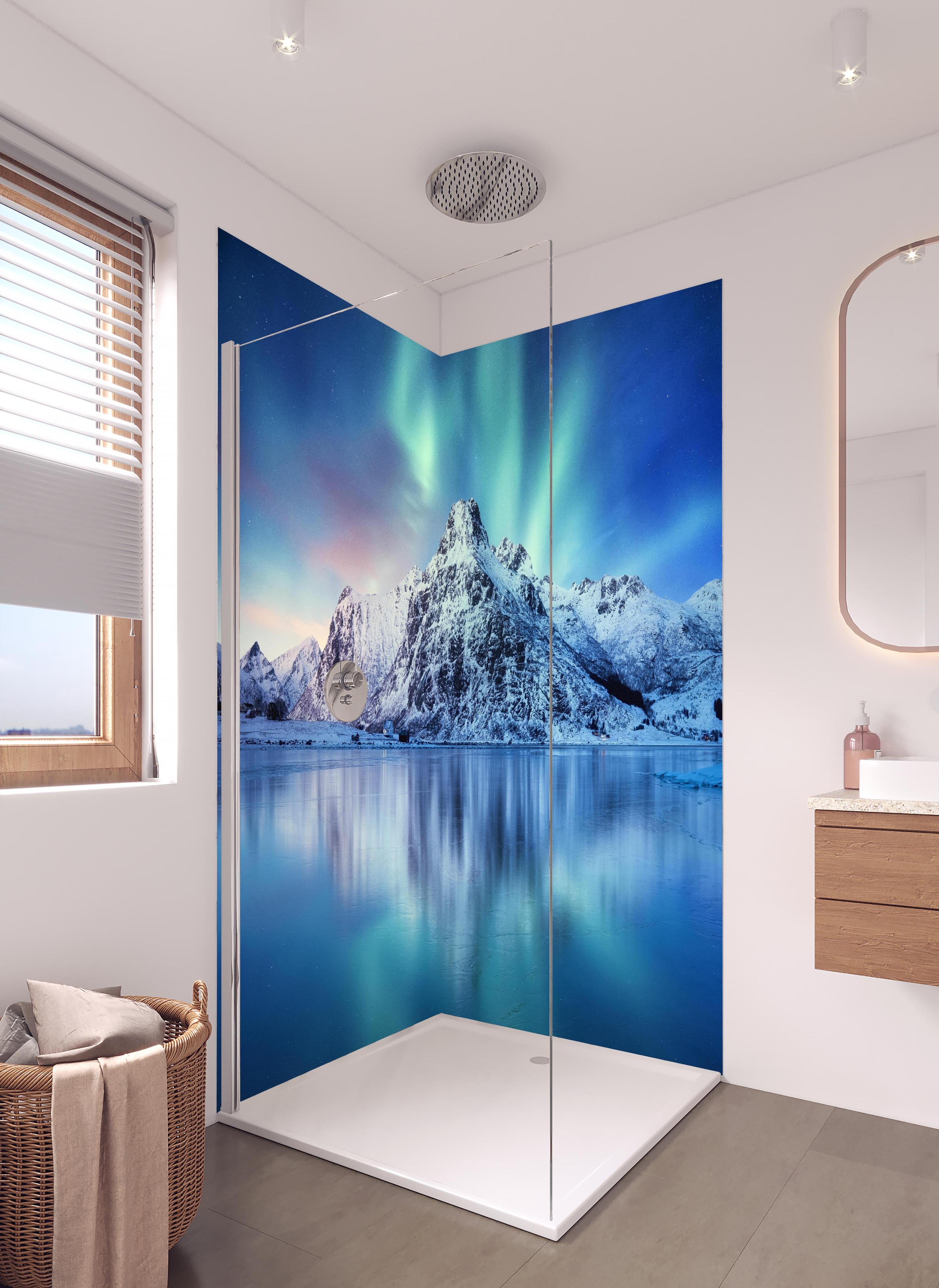 Duschrückwand - Schöne Polarlichter über dem Berg in hellem Badezimmer mit Regenduschkopf - zweiteilige Eck-Duschrückwand