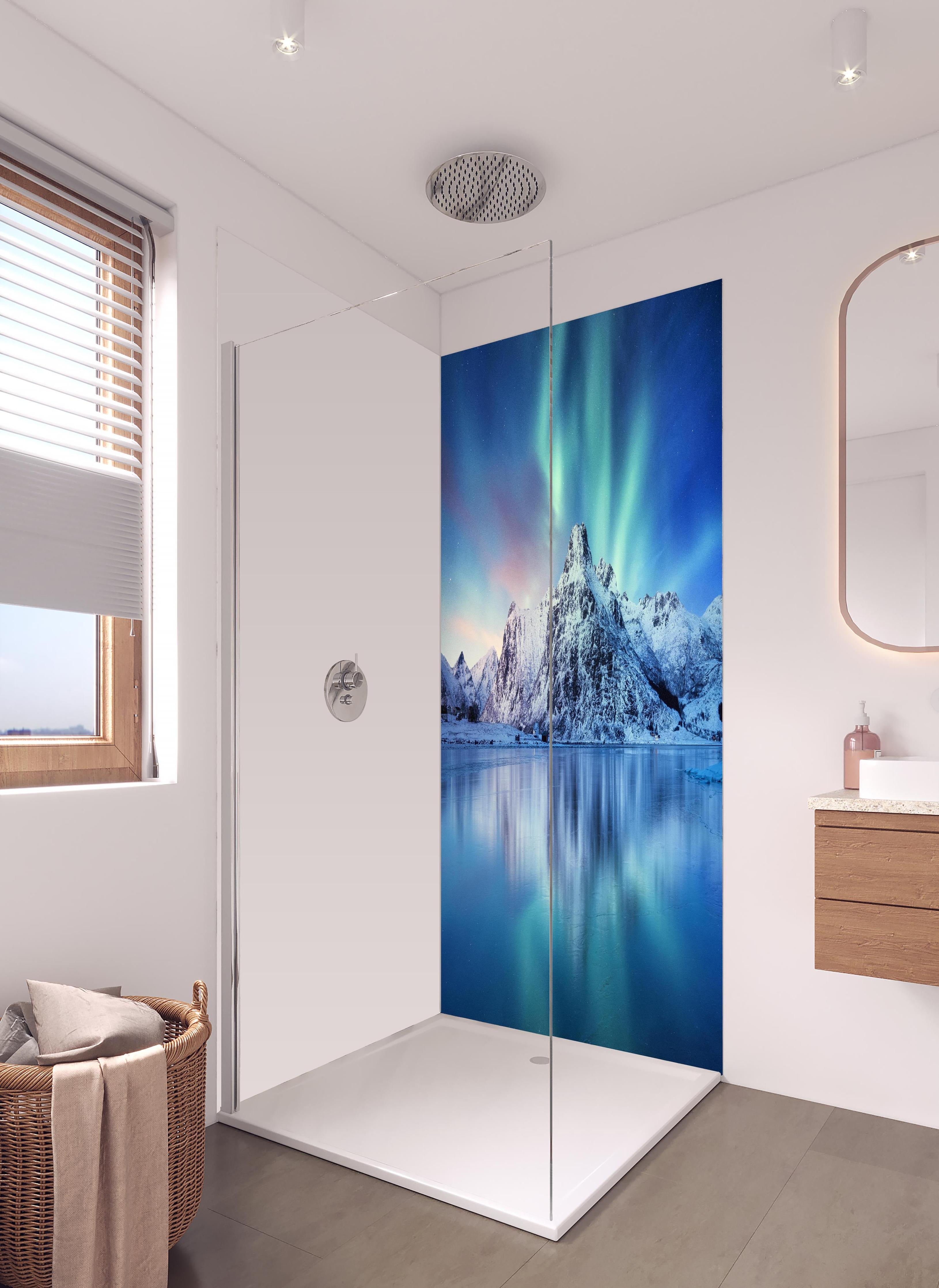 Duschrückwand - Schöne Polarlichter über dem Berg in hellem Badezimmer mit Regenduschkopf - zweiteilige Eck-Duschrückwand
