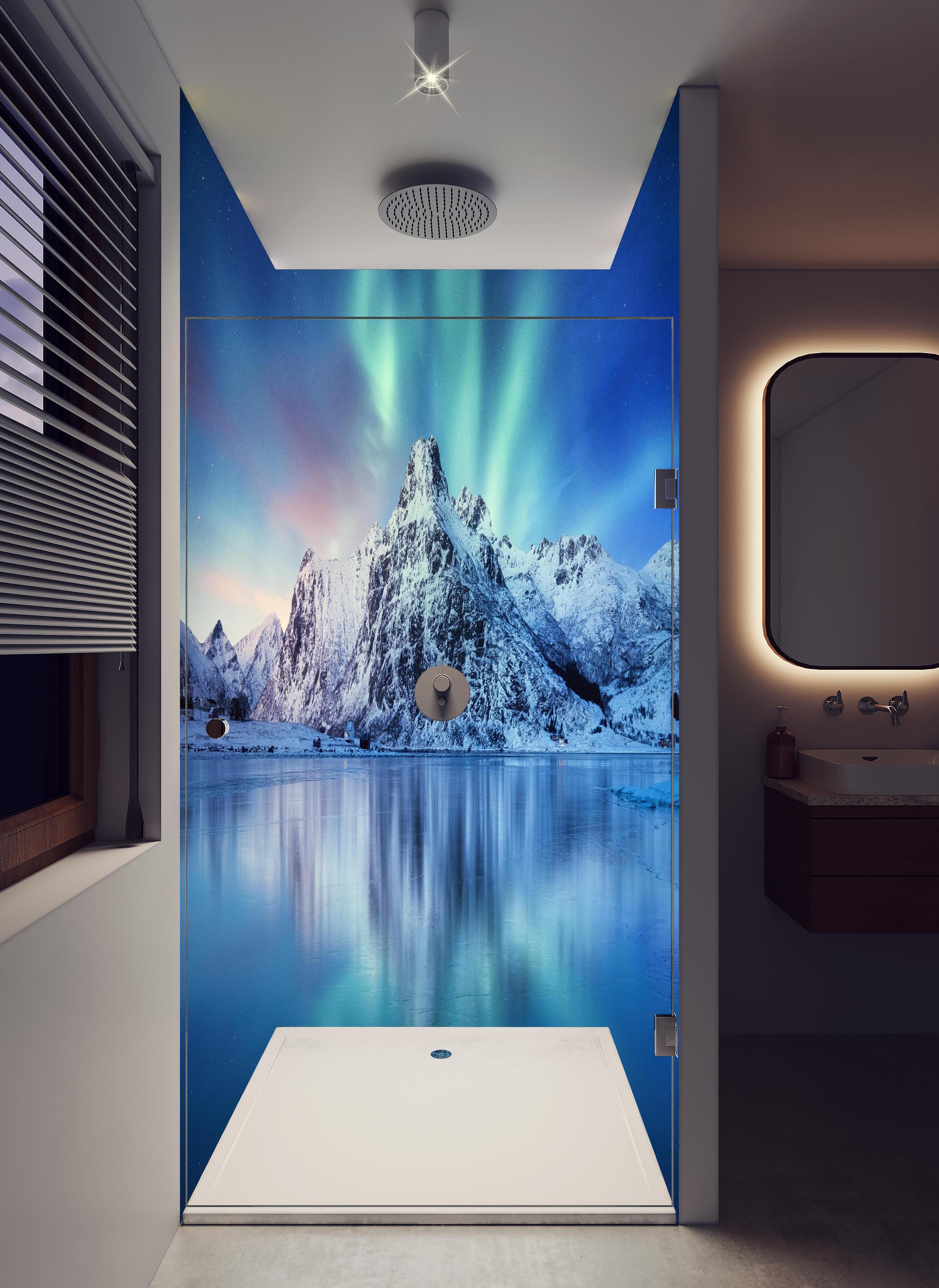 Duschrückwand - Schöne Polarlichter über dem Berg in hellem Badezimmer mit Regenduschkopf - zweiteilige Eck-Duschrückwand