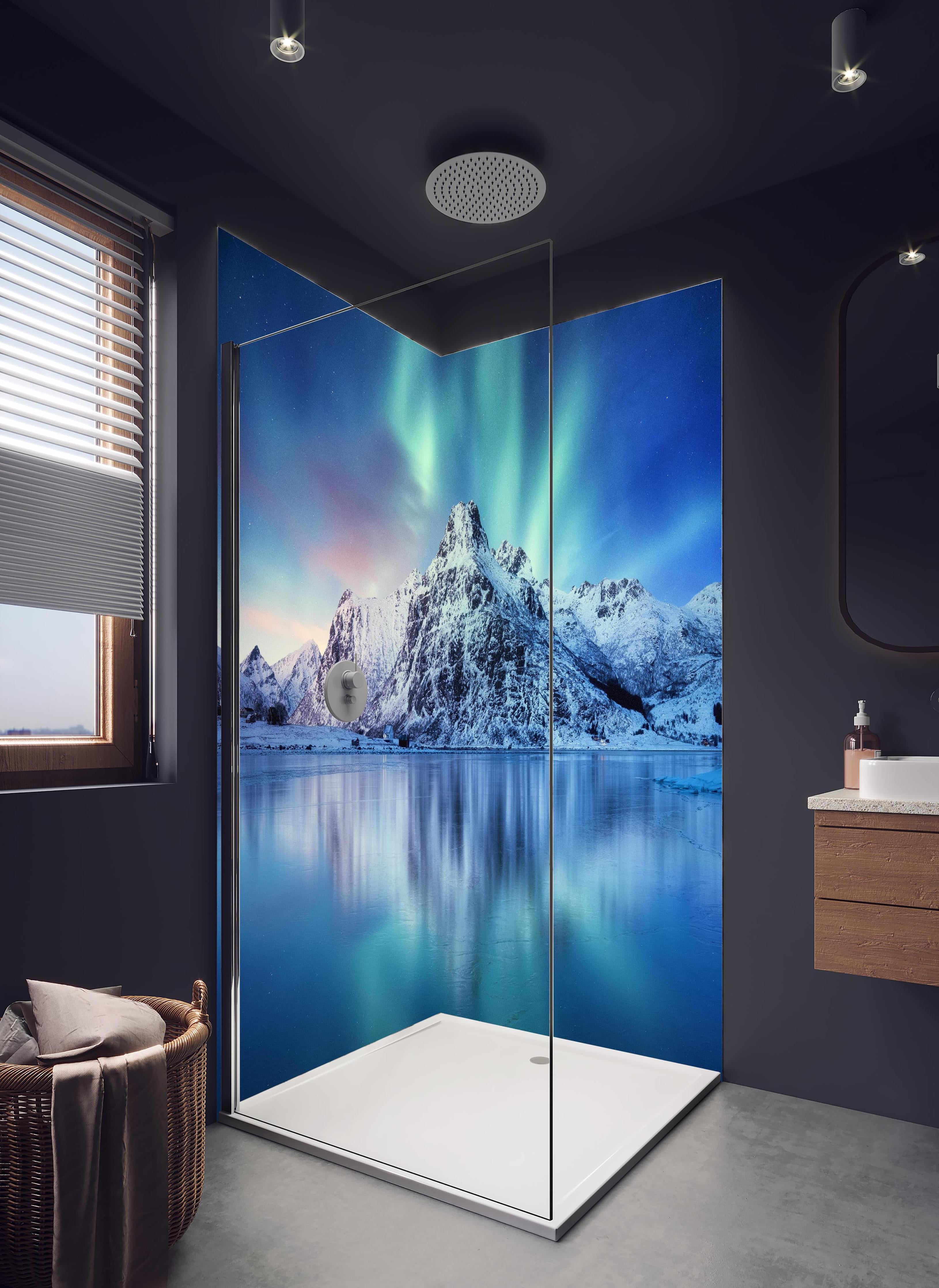 Duschrückwand - Schöne Polarlichter über dem Berg in hellem Badezimmer mit Regenduschkopf - zweiteilige Eck-Duschrückwand