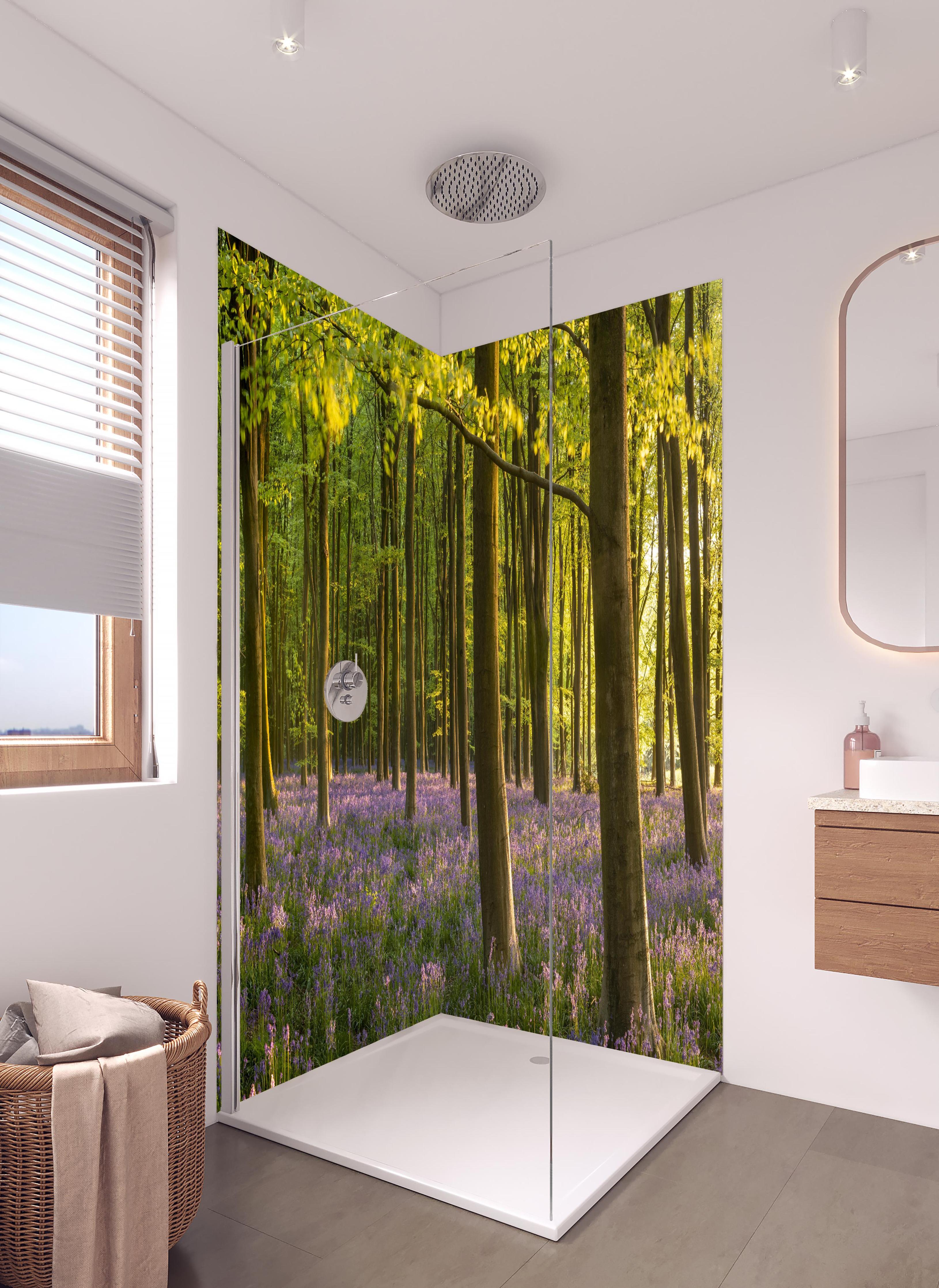 Duschrückwand - Schöner Blauglockenwald in hellem Badezimmer mit Regenduschkopf - zweiteilige Eck-Duschrückwand