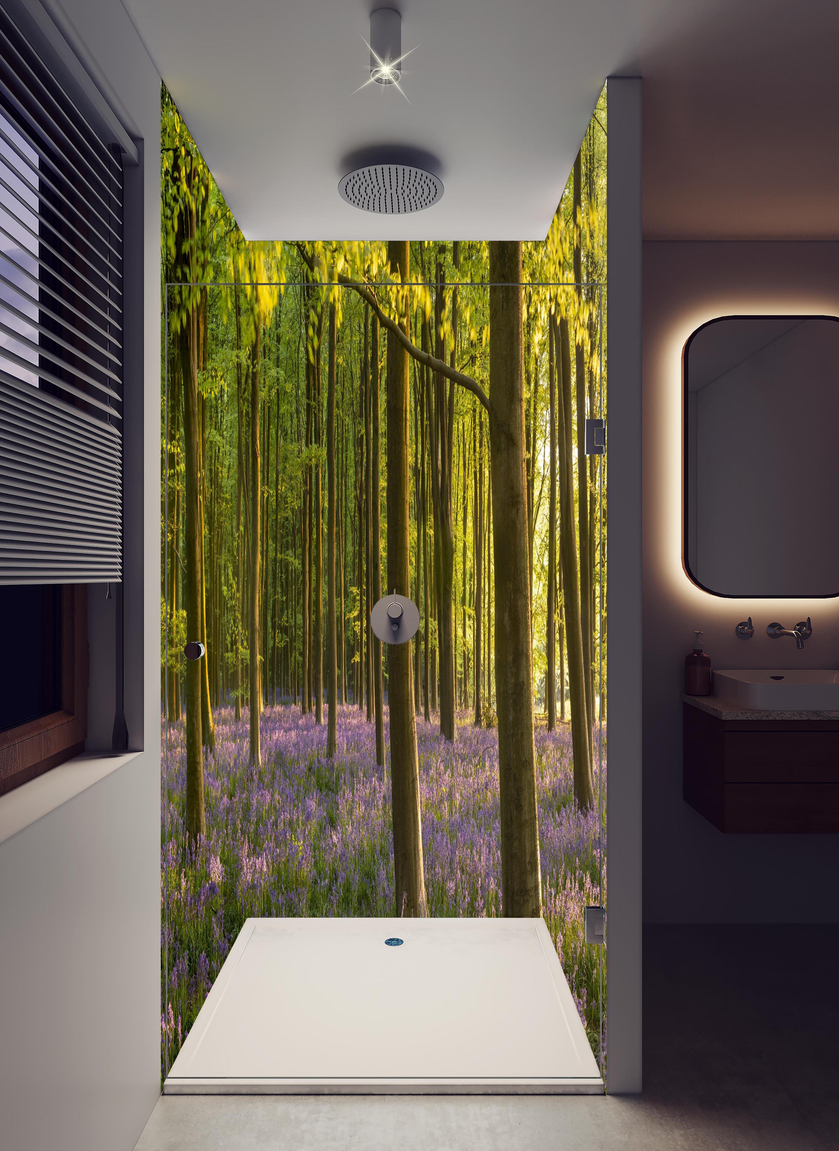 Duschrückwand - Schöner Blauglockenwald in hellem Badezimmer mit Regenduschkopf - zweiteilige Eck-Duschrückwand