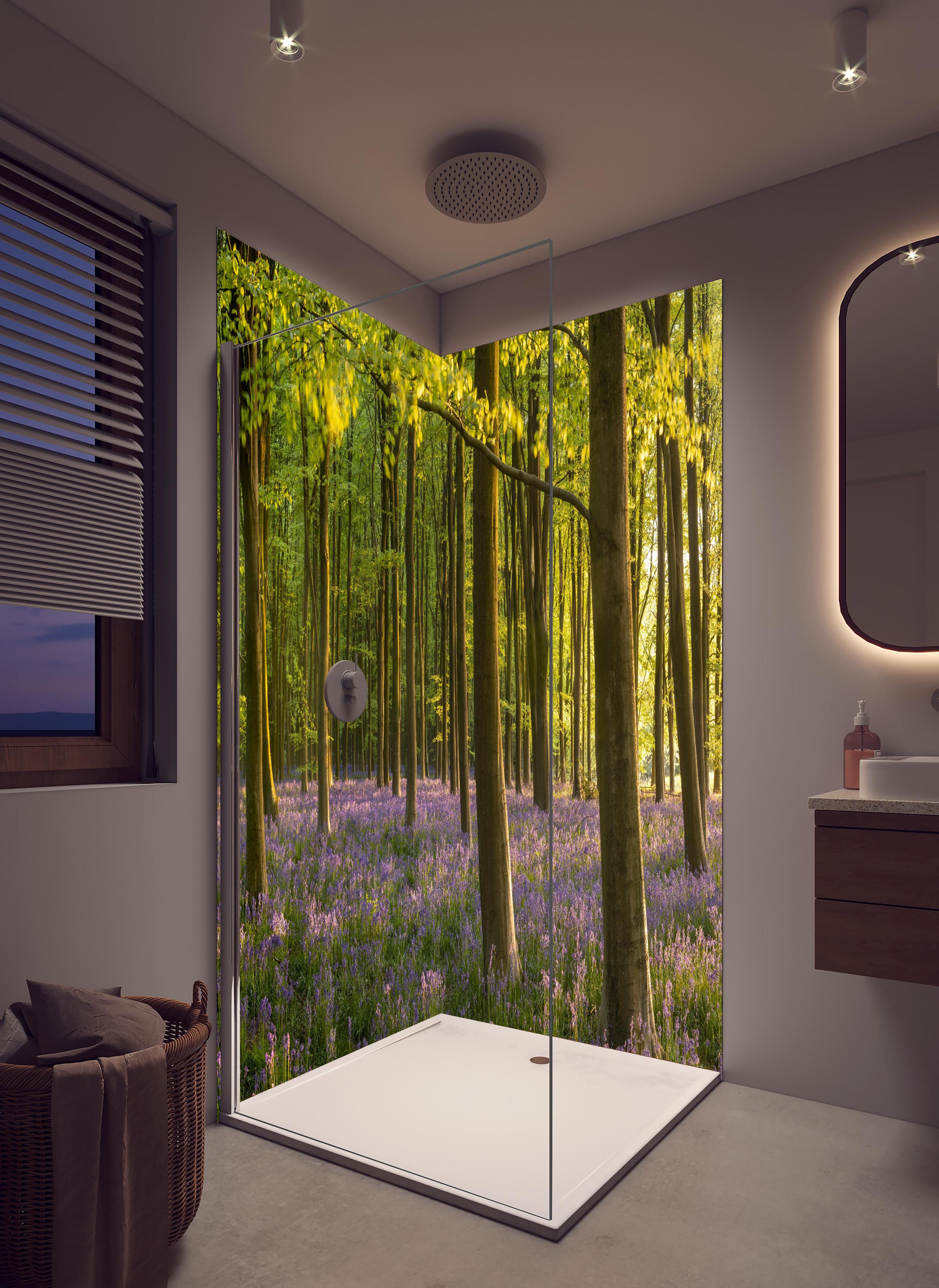Duschrückwand - Schöner Blauglockenwald in hellem Badezimmer mit Regenduschkopf - zweiteilige Eck-Duschrückwand