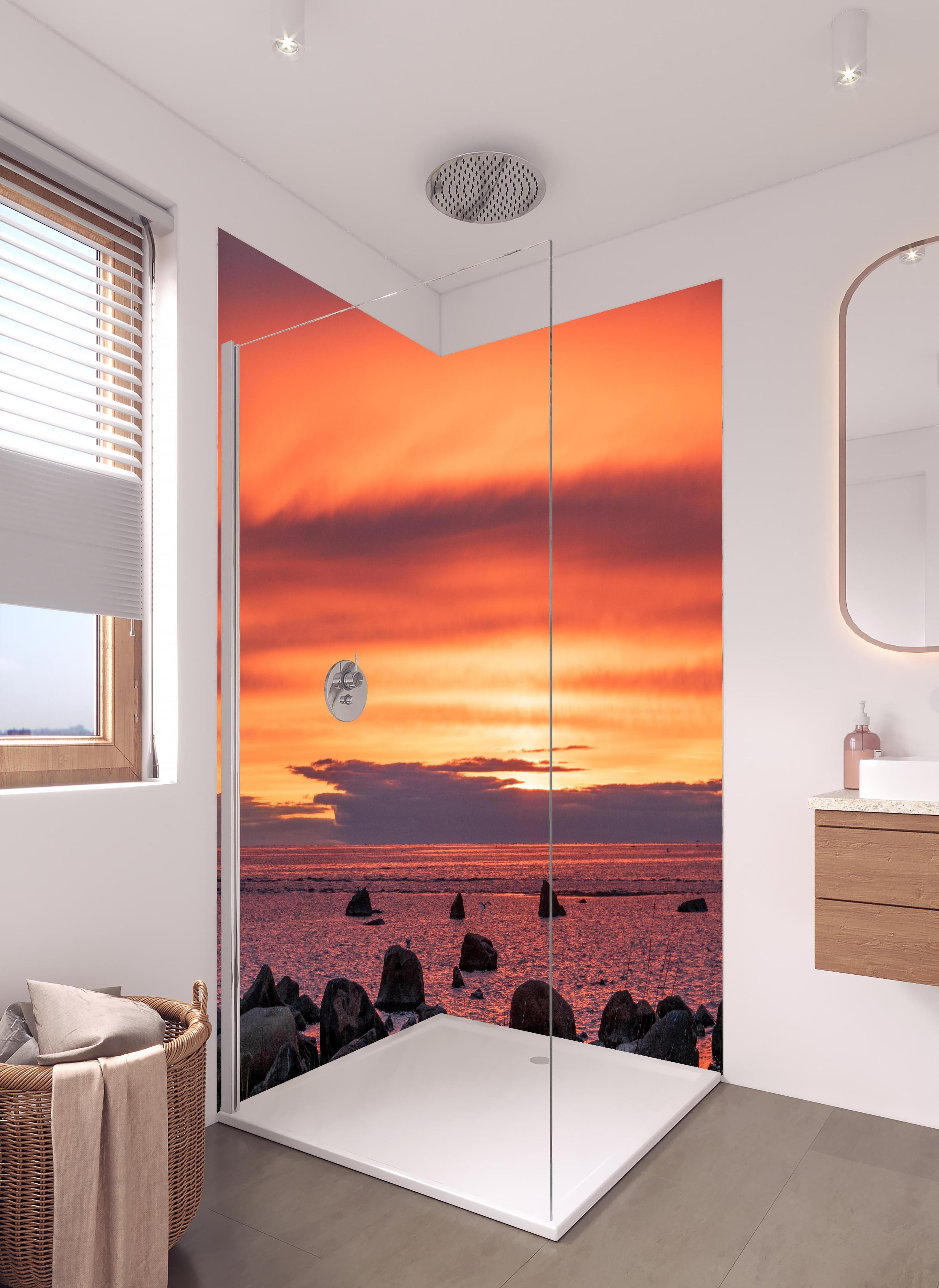 Duschrückwand - Schöner Sonnenuntergang am Meer in hellem Badezimmer mit Regenduschkopf - zweiteilige Eck-Duschrückwand