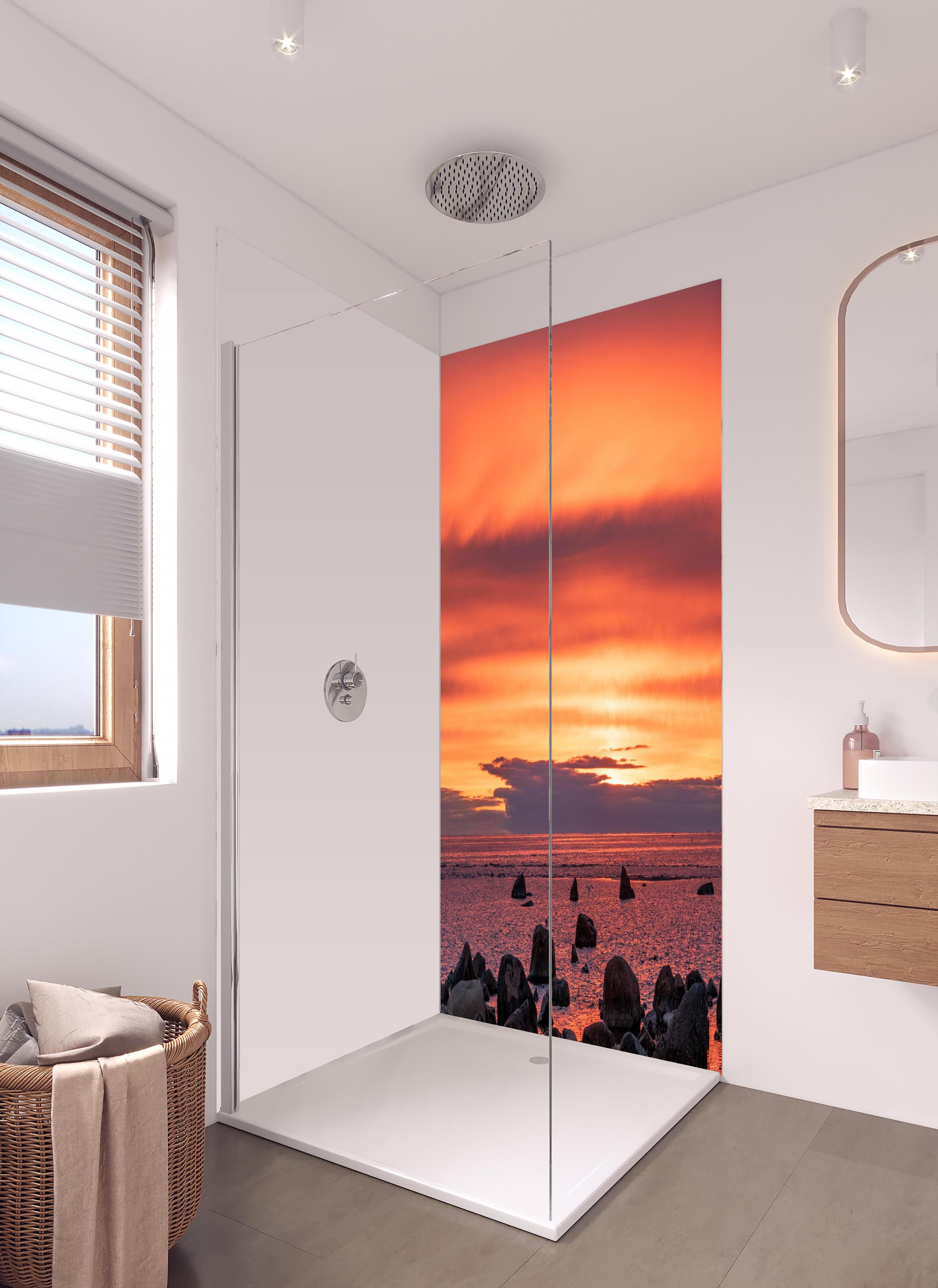 Duschrückwand - Schöner Sonnenuntergang am Meer in hellem Badezimmer mit Regenduschkopf - zweiteilige Eck-Duschrückwand