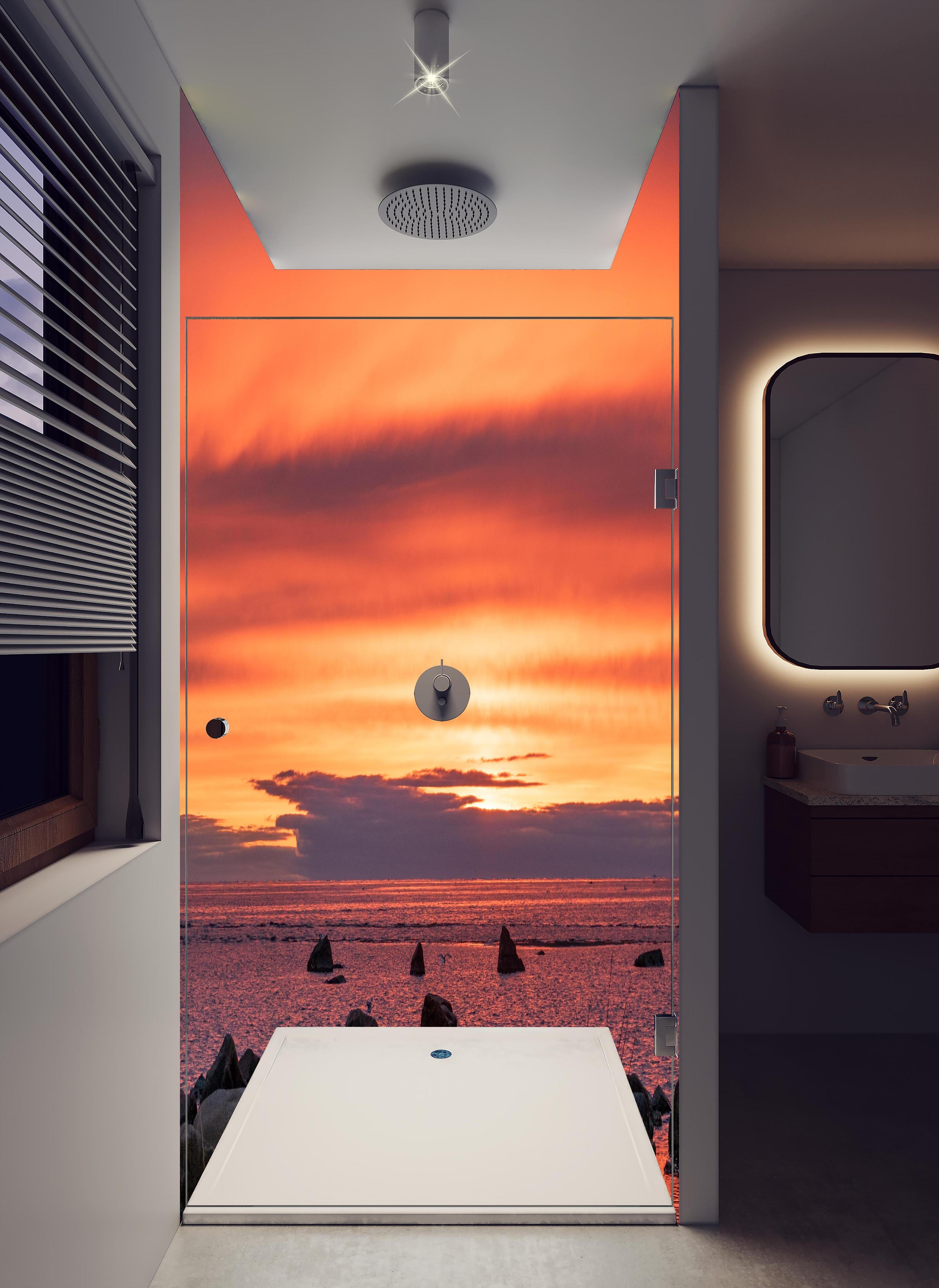 Duschrückwand - Schöner Sonnenuntergang am Meer in hellem Badezimmer mit Regenduschkopf - zweiteilige Eck-Duschrückwand