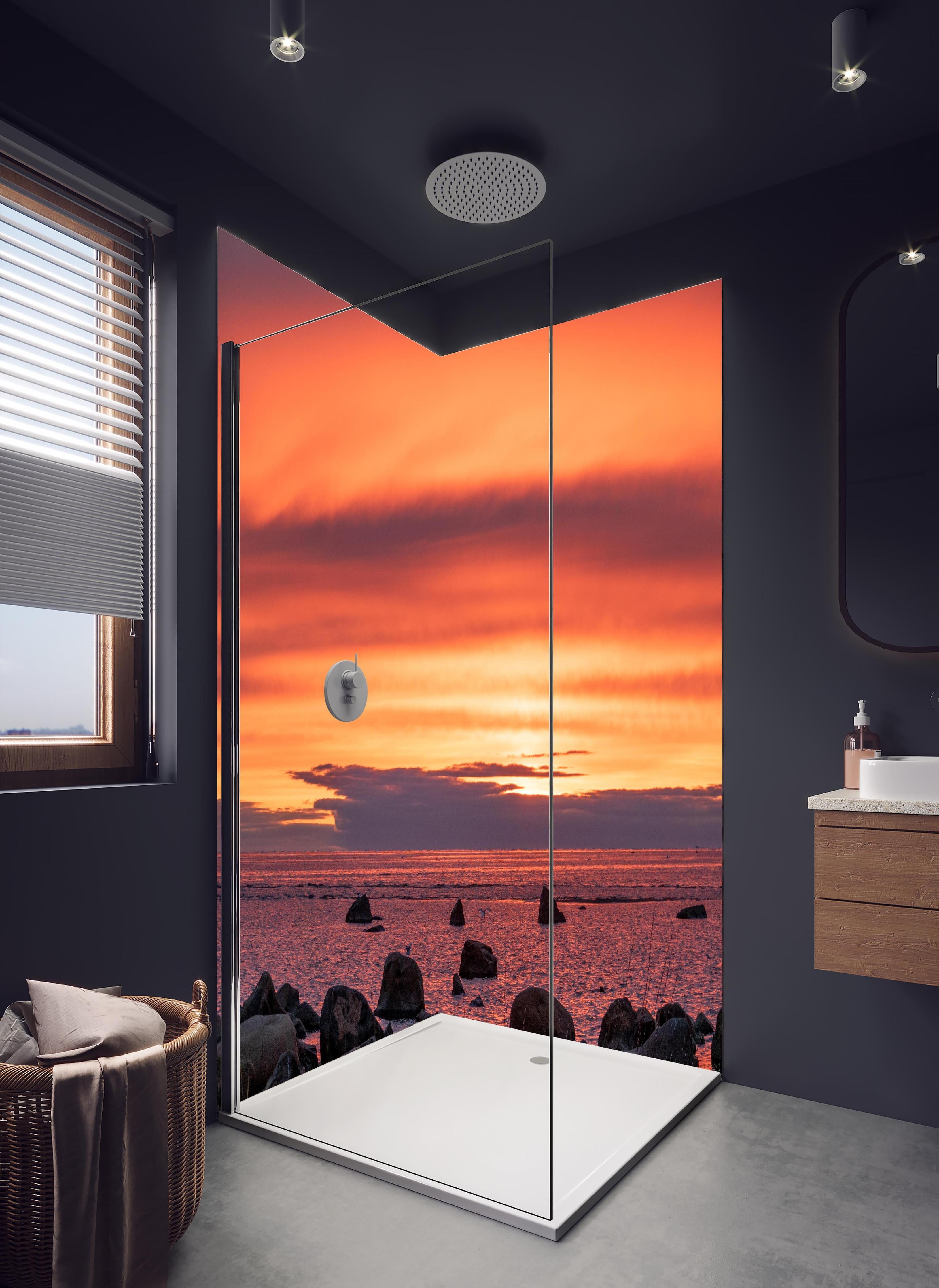 Duschrückwand - Schöner Sonnenuntergang am Meer in hellem Badezimmer mit Regenduschkopf - zweiteilige Eck-Duschrückwand