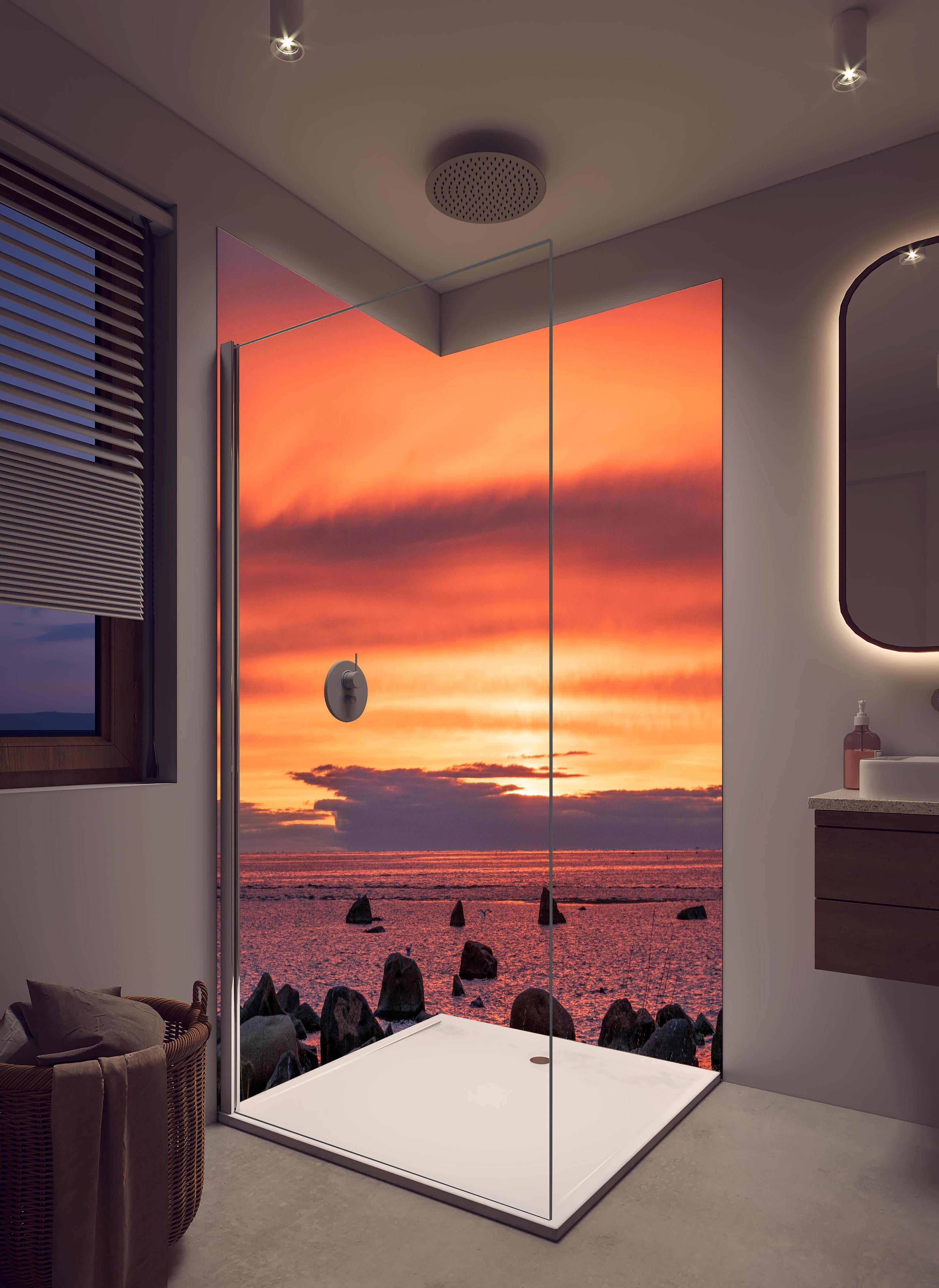 Duschrückwand - Schöner Sonnenuntergang am Meer in hellem Badezimmer mit Regenduschkopf - zweiteilige Eck-Duschrückwand