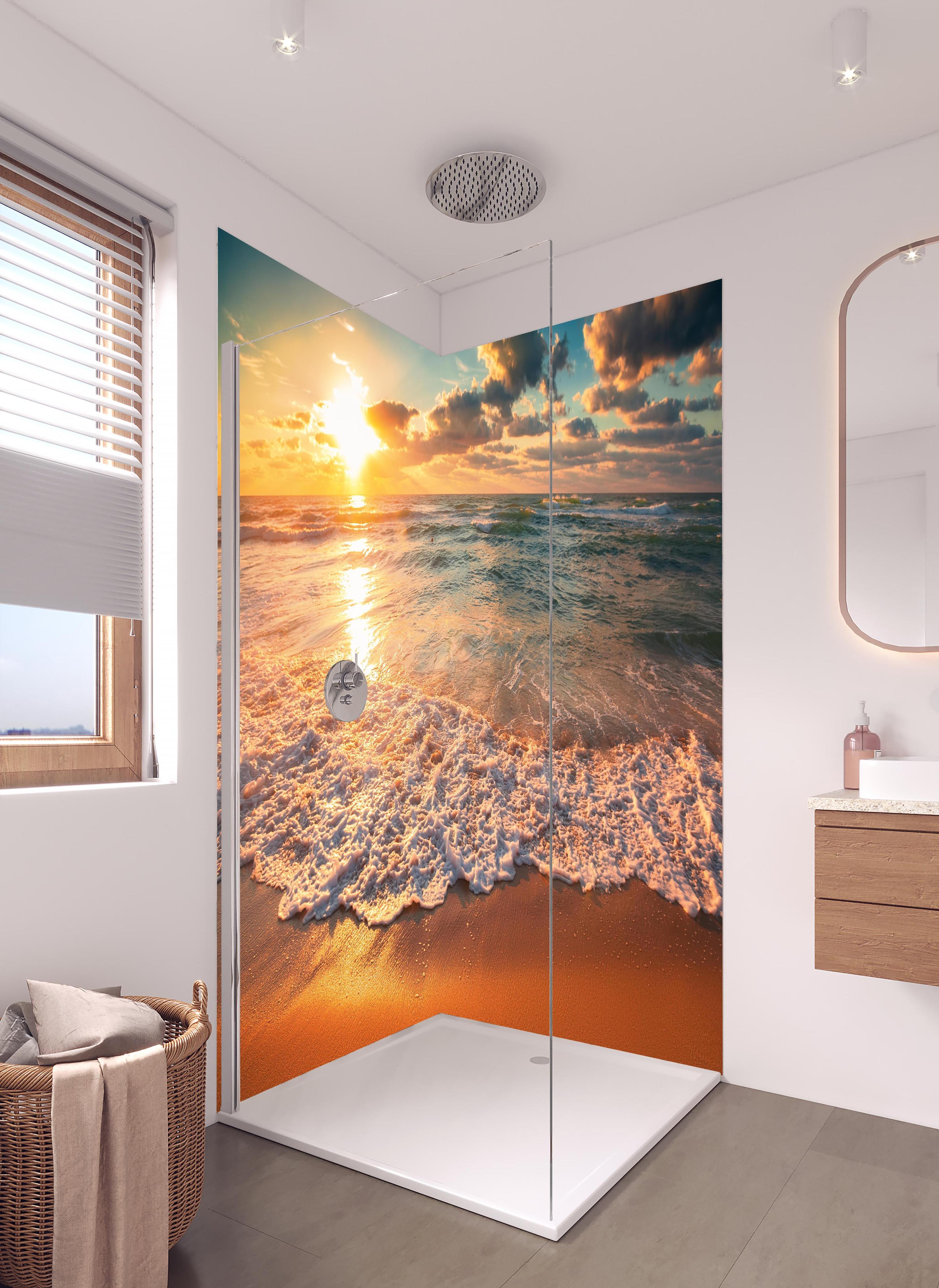 Duschrückwand - Schönes Sonnenlicht am Strand in hellem Badezimmer mit Regenduschkopf - zweiteilige Eck-Duschrückwand