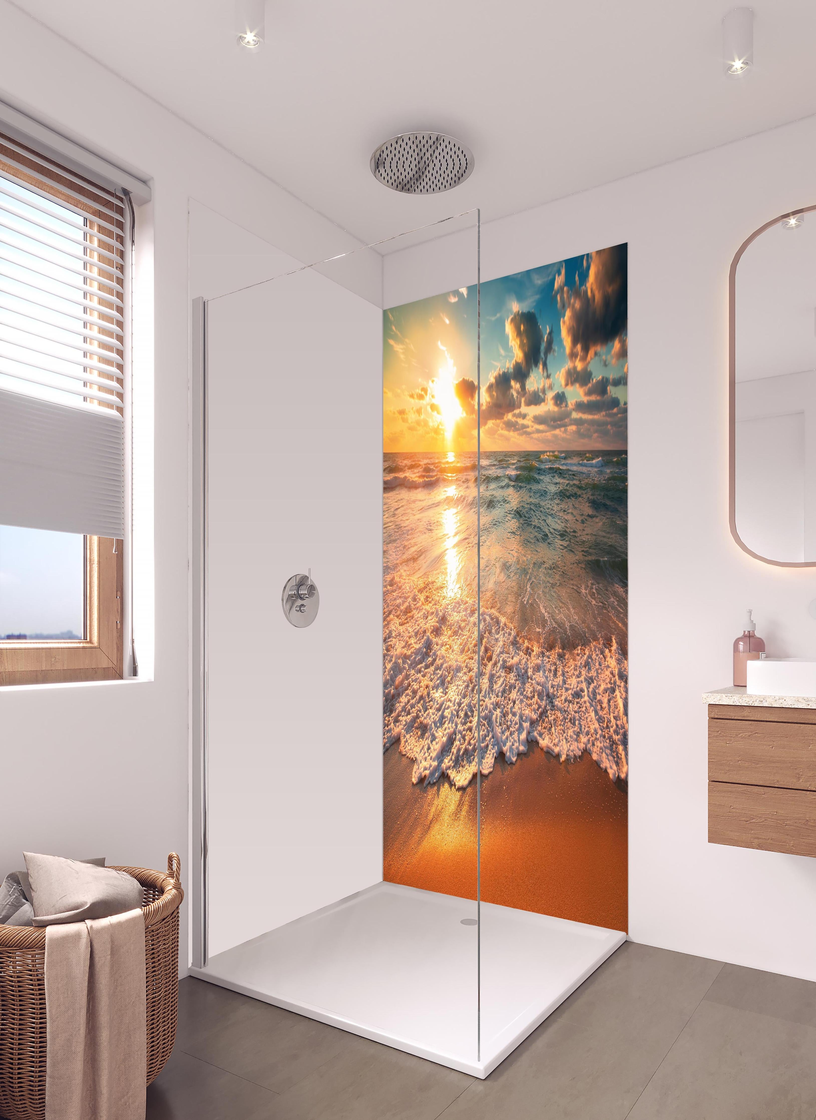 Duschrückwand - Schönes Sonnenlicht am Strand in hellem Badezimmer mit Regenduschkopf - zweiteilige Eck-Duschrückwand