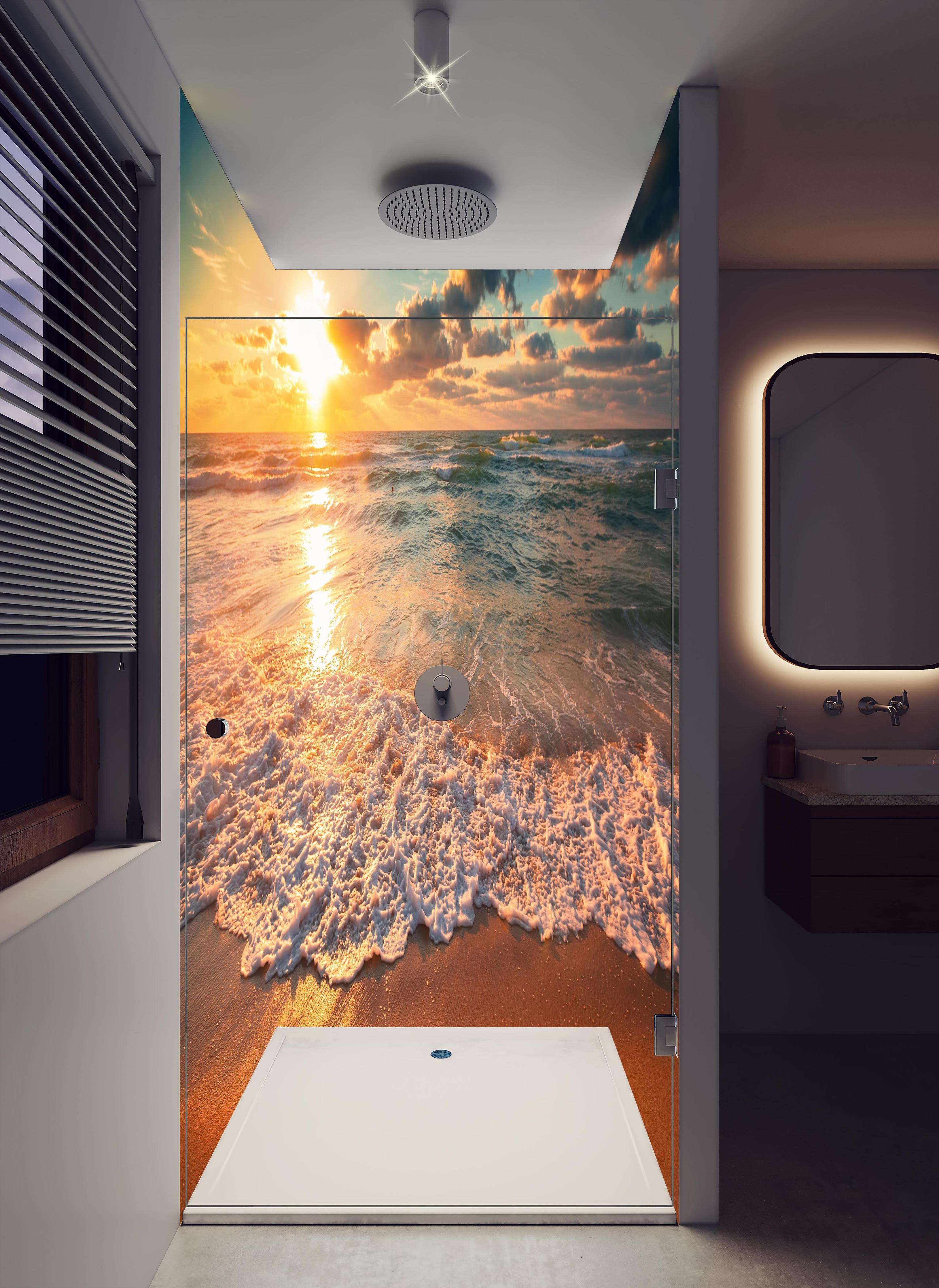 Duschrückwand - Schönes Sonnenlicht am Strand in hellem Badezimmer mit Regenduschkopf - zweiteilige Eck-Duschrückwand