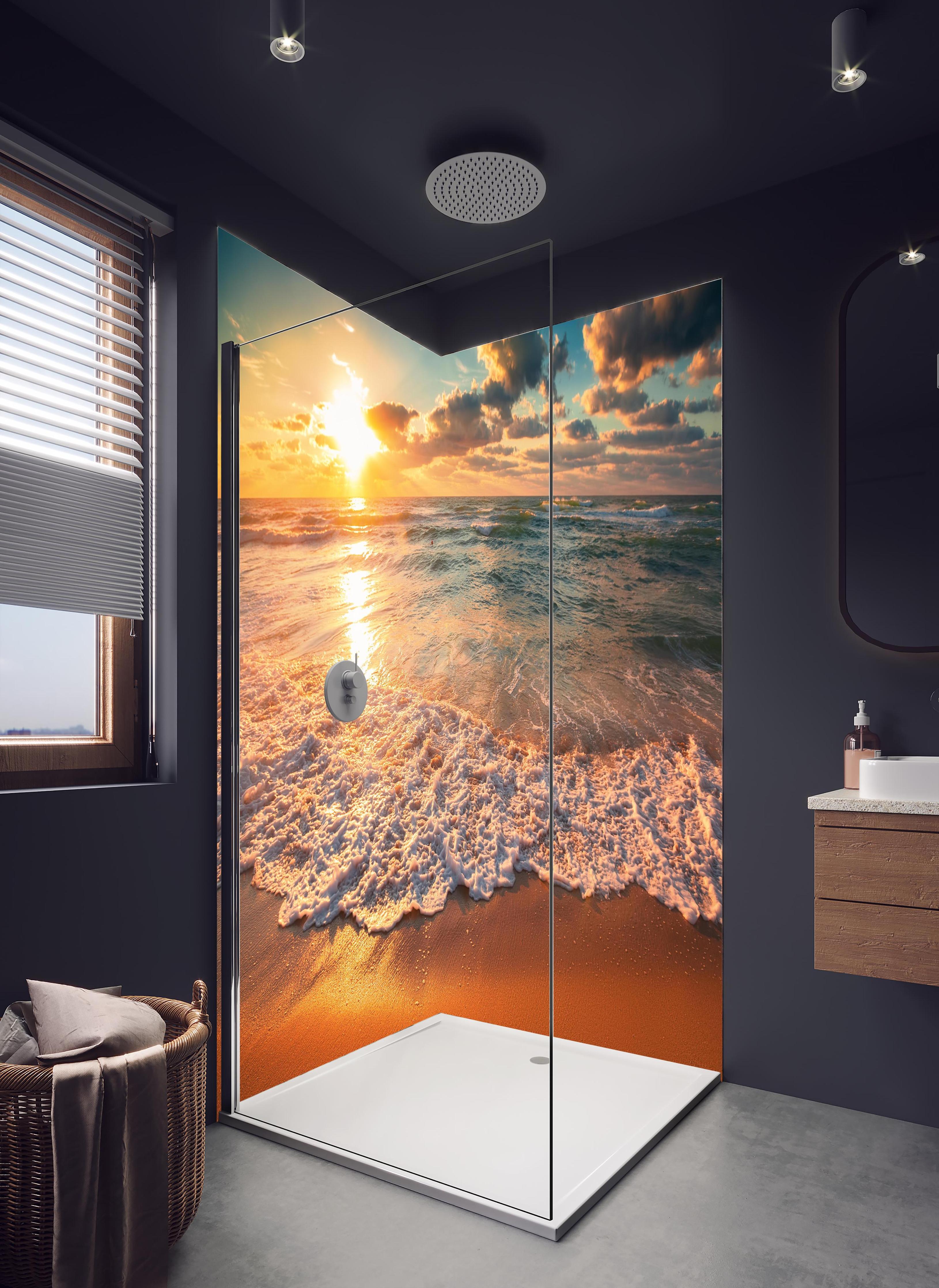 Duschrückwand - Schönes Sonnenlicht am Strand in hellem Badezimmer mit Regenduschkopf - zweiteilige Eck-Duschrückwand