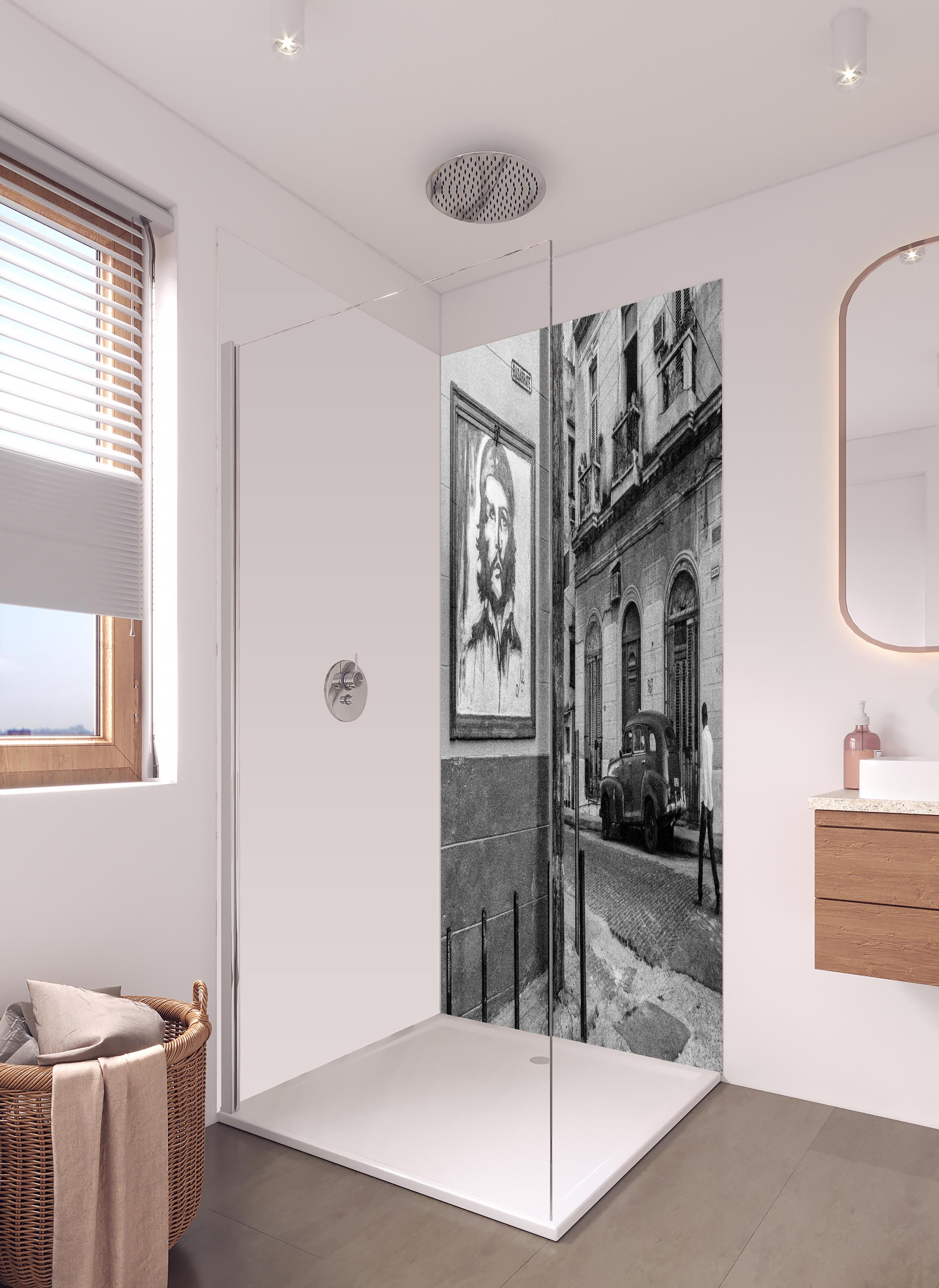 Duschrückwand - Schwarz - weißes Stadtbild in hellem Badezimmer mit Regenduschkopf - zweiteilige Eck-Duschrückwand