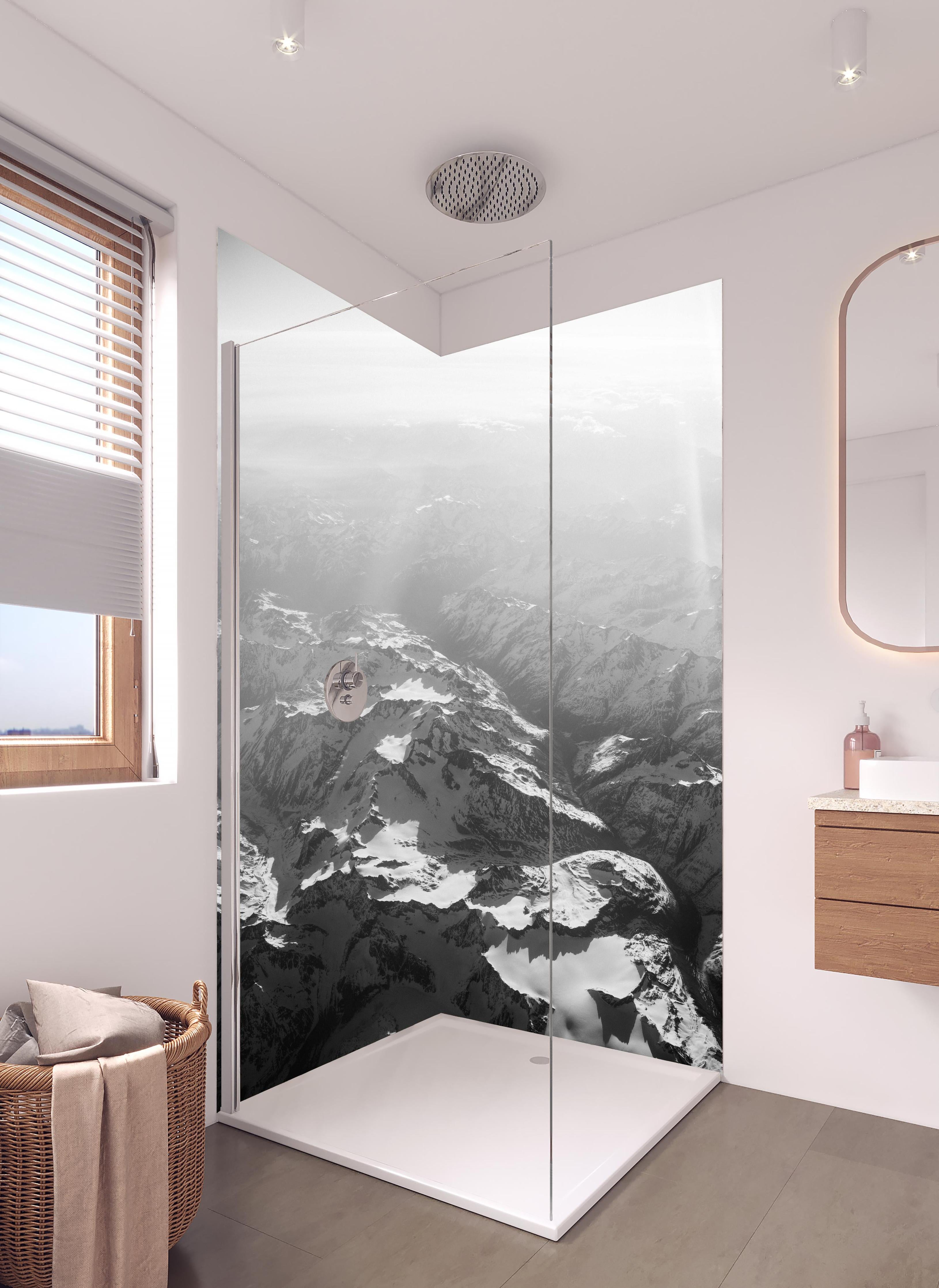 Duschrückwand - Schwarz-Weiß Fotografie Schneebedeckte Alpen in hellem Badezimmer mit Regenduschkopf - zweiteilige Eck-Duschrückwand