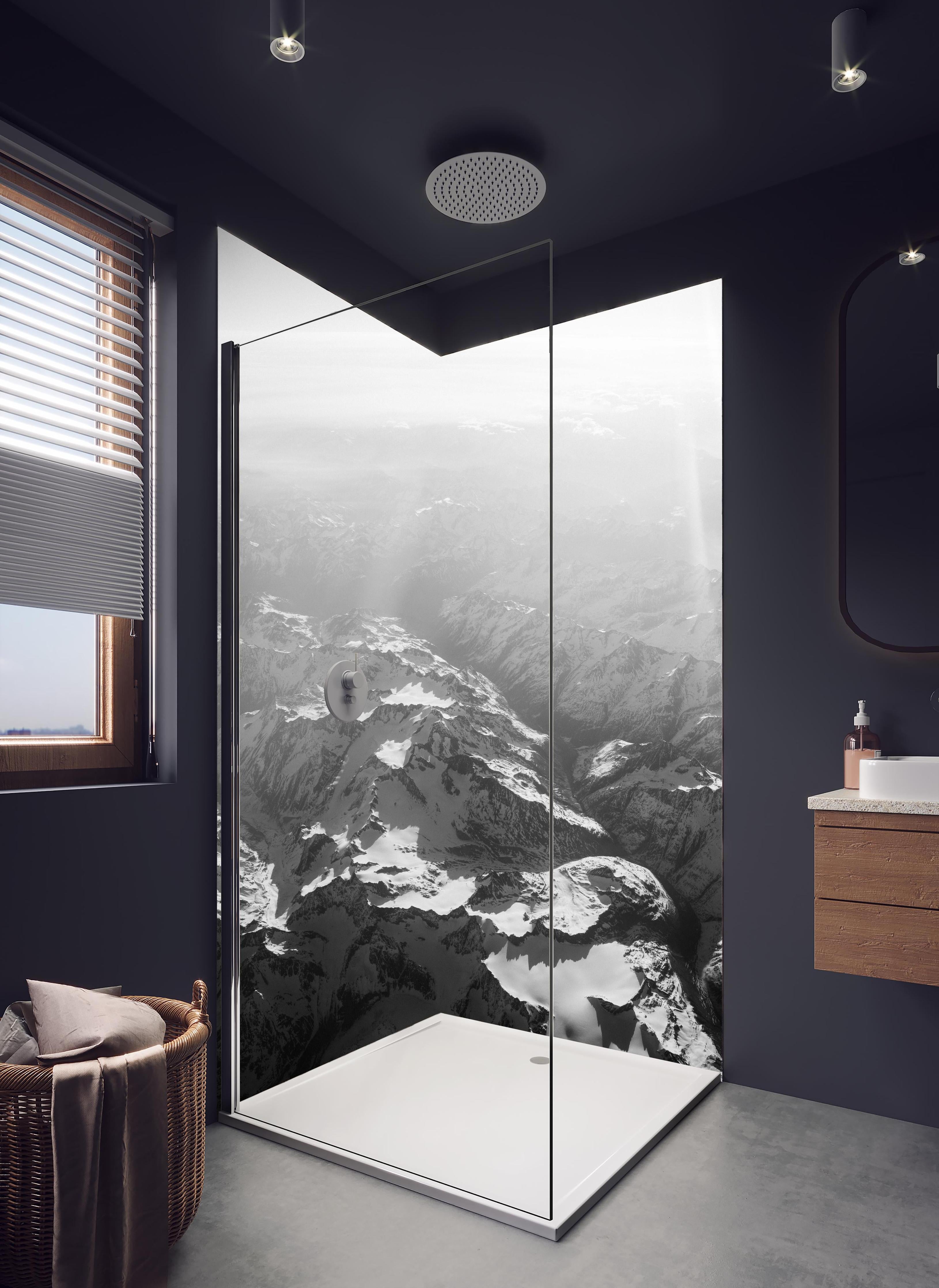 Duschrückwand - Schwarz-Weiß Fotografie Schneebedeckte Alpen in hellem Badezimmer mit Regenduschkopf - zweiteilige Eck-Duschrückwand
