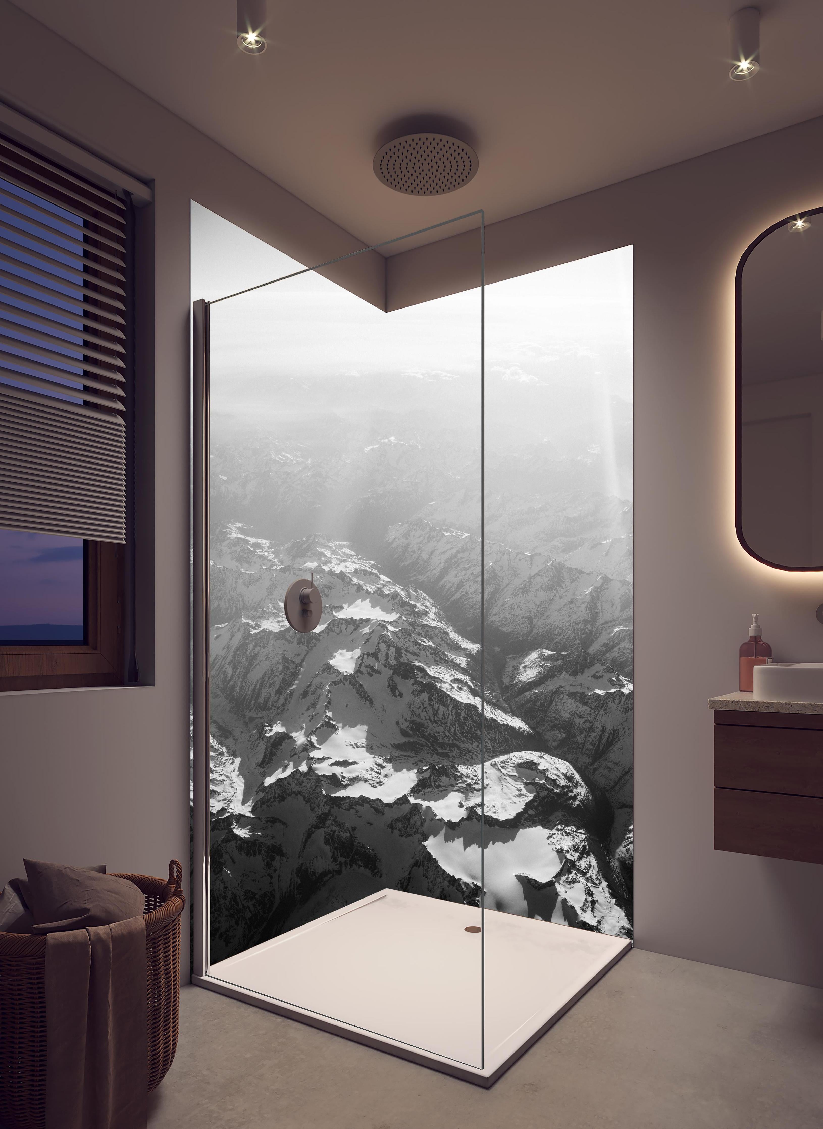 Duschrückwand - Schwarz-Weiß Fotografie Schneebedeckte Alpen in hellem Badezimmer mit Regenduschkopf - zweiteilige Eck-Duschrückwand