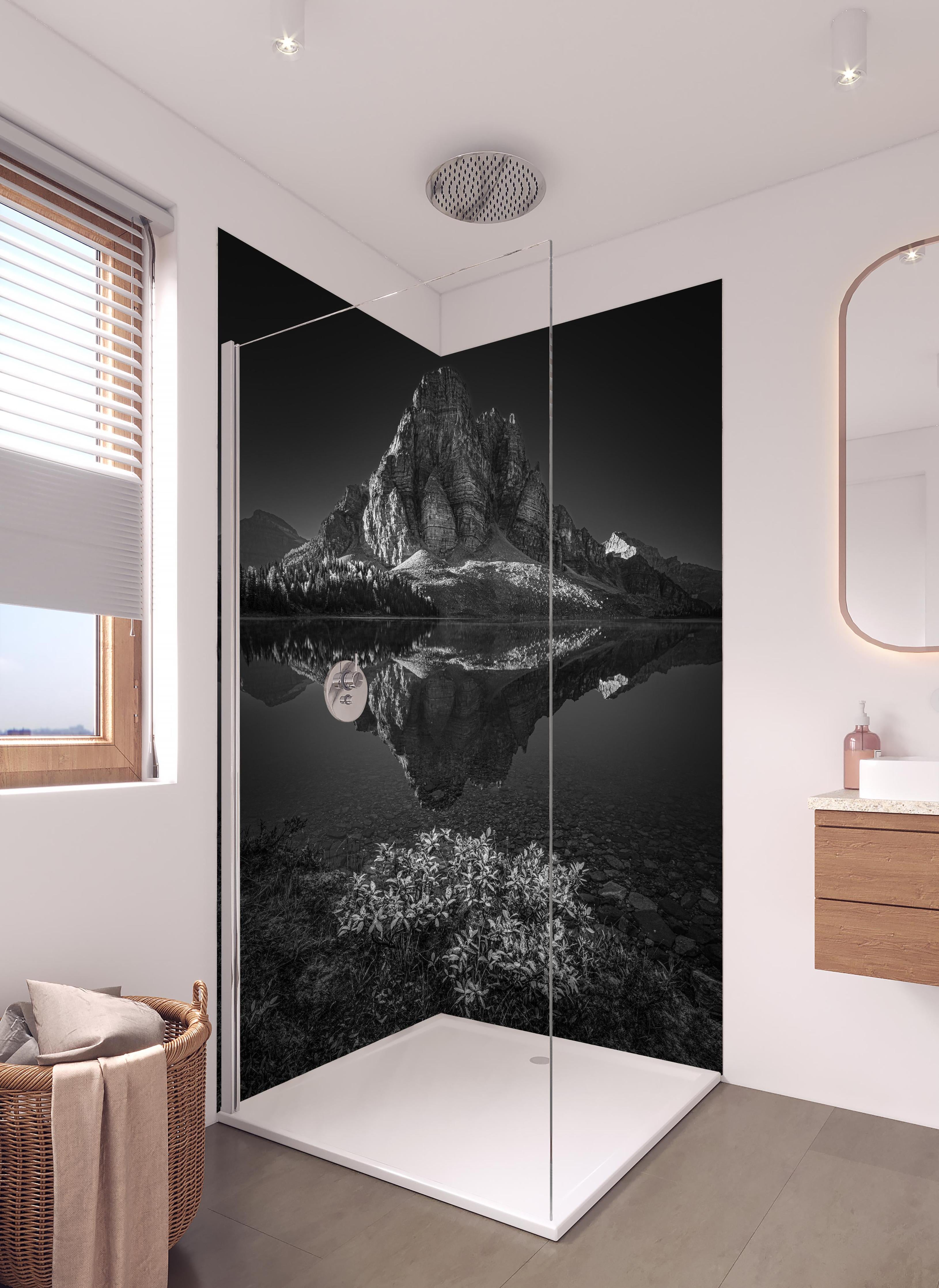 Duschrückwand - Schwarz-Weiß Reflective Mountain Lake in hellem Badezimmer mit Regenduschkopf - zweiteilige Eck-Duschrückwand