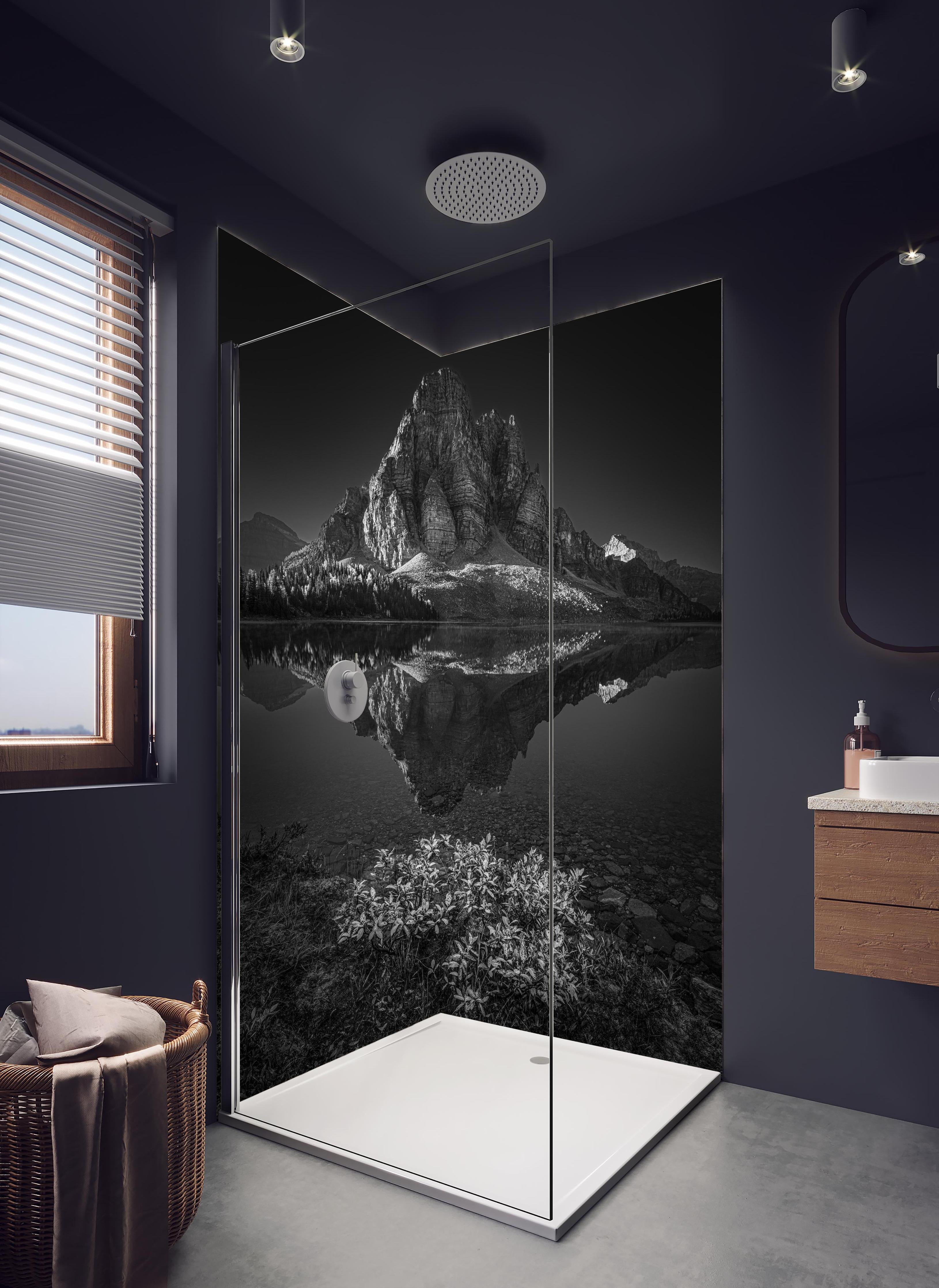 Duschrückwand - Schwarz-Weiß Reflective Mountain Lake in hellem Badezimmer mit Regenduschkopf - zweiteilige Eck-Duschrückwand