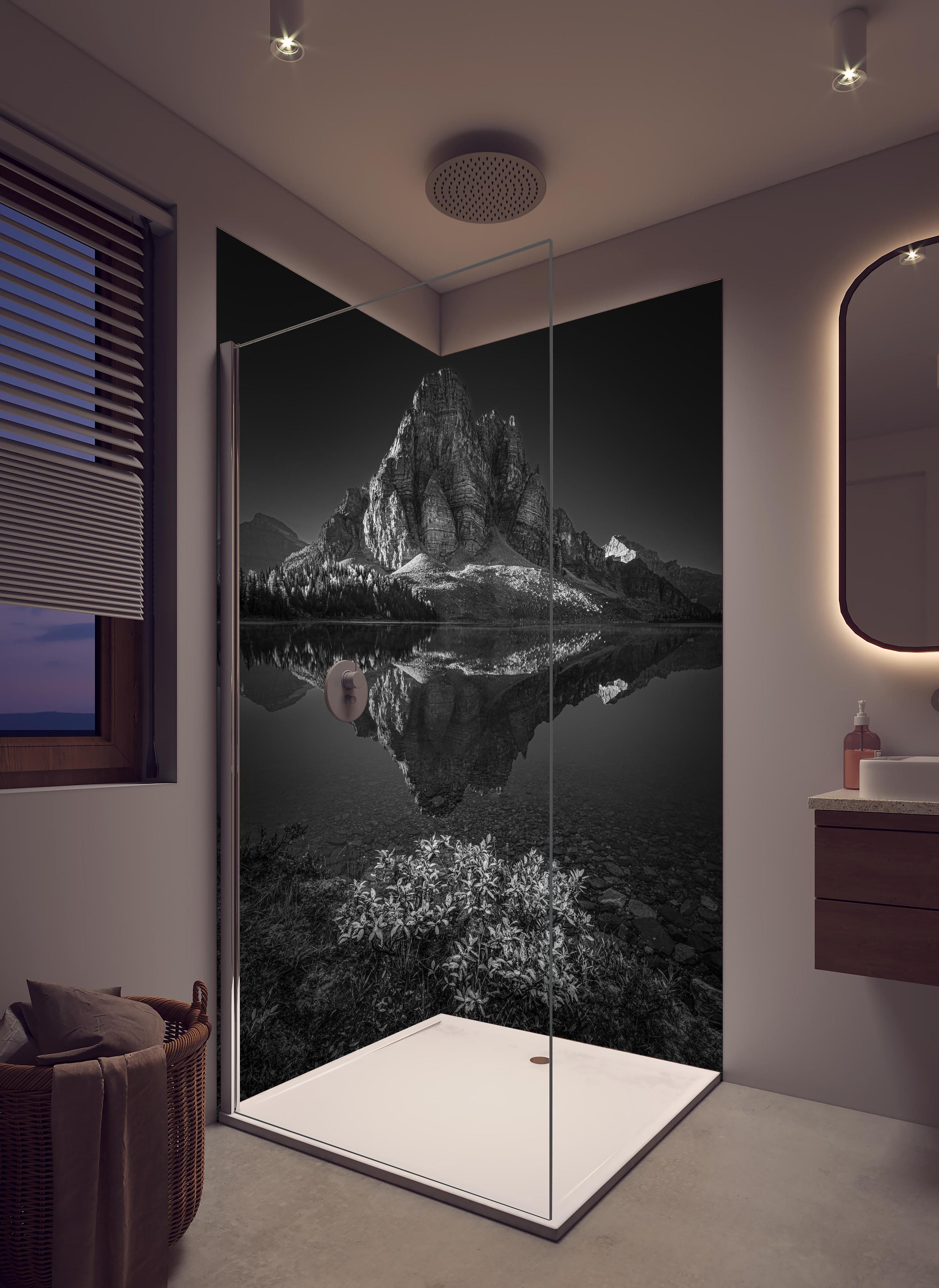 Duschrückwand - Schwarz-Weiß Reflective Mountain Lake in hellem Badezimmer mit Regenduschkopf - zweiteilige Eck-Duschrückwand