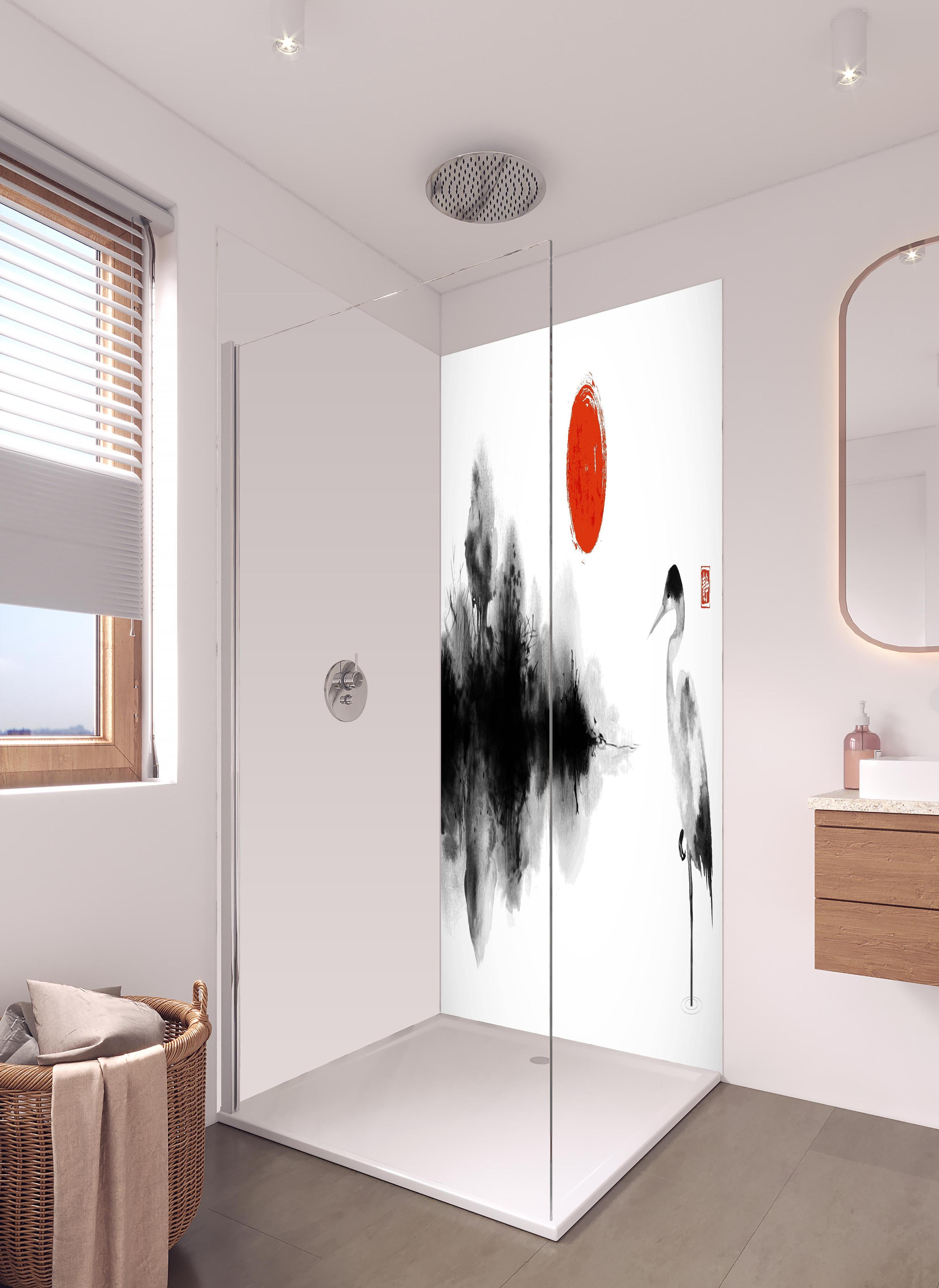 Duschrückwand - Schwarz-Weiße Kranich Zeichnung mit Rot in hellem Badezimmer mit Regenduschkopf - zweiteilige Eck-Duschrückwand