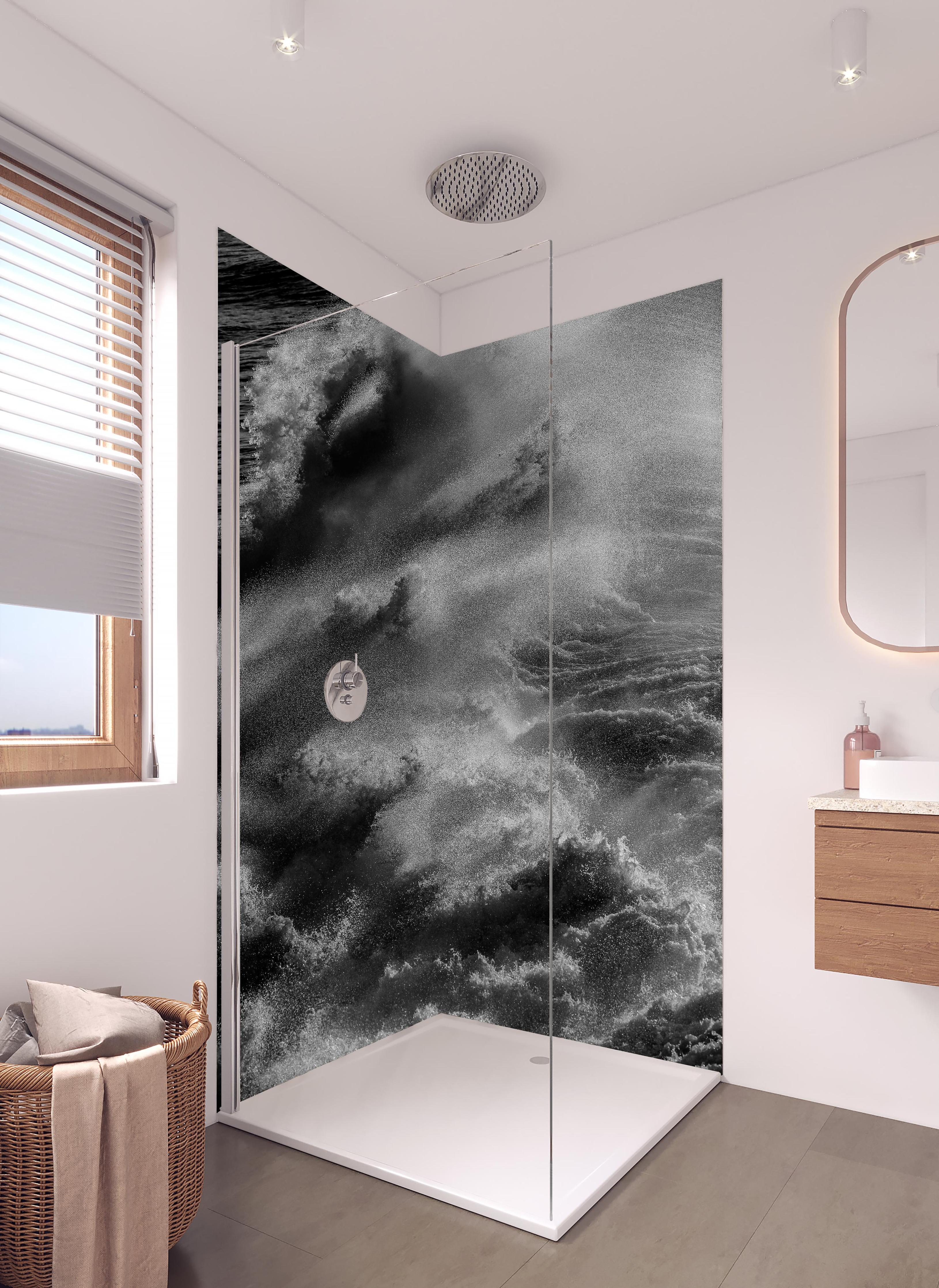 Duschrückwand - Schwarz-Weiße Ozeanwellen-Abstraktion in hellem Badezimmer mit Regenduschkopf - zweiteilige Eck-Duschrückwand