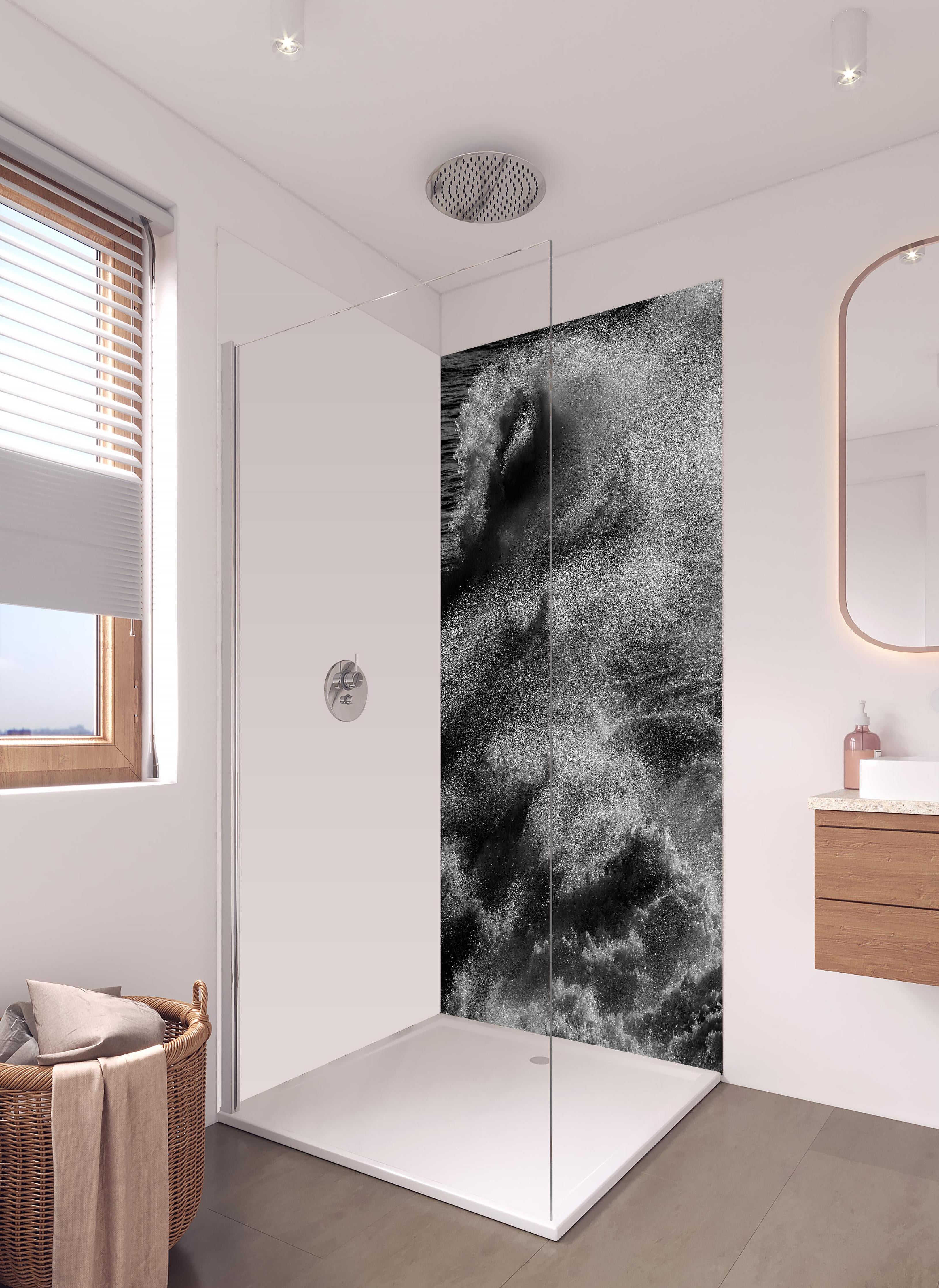 Duschrückwand - Schwarz-Weiße Ozeanwellen-Abstraktion in hellem Badezimmer mit Regenduschkopf - zweiteilige Eck-Duschrückwand