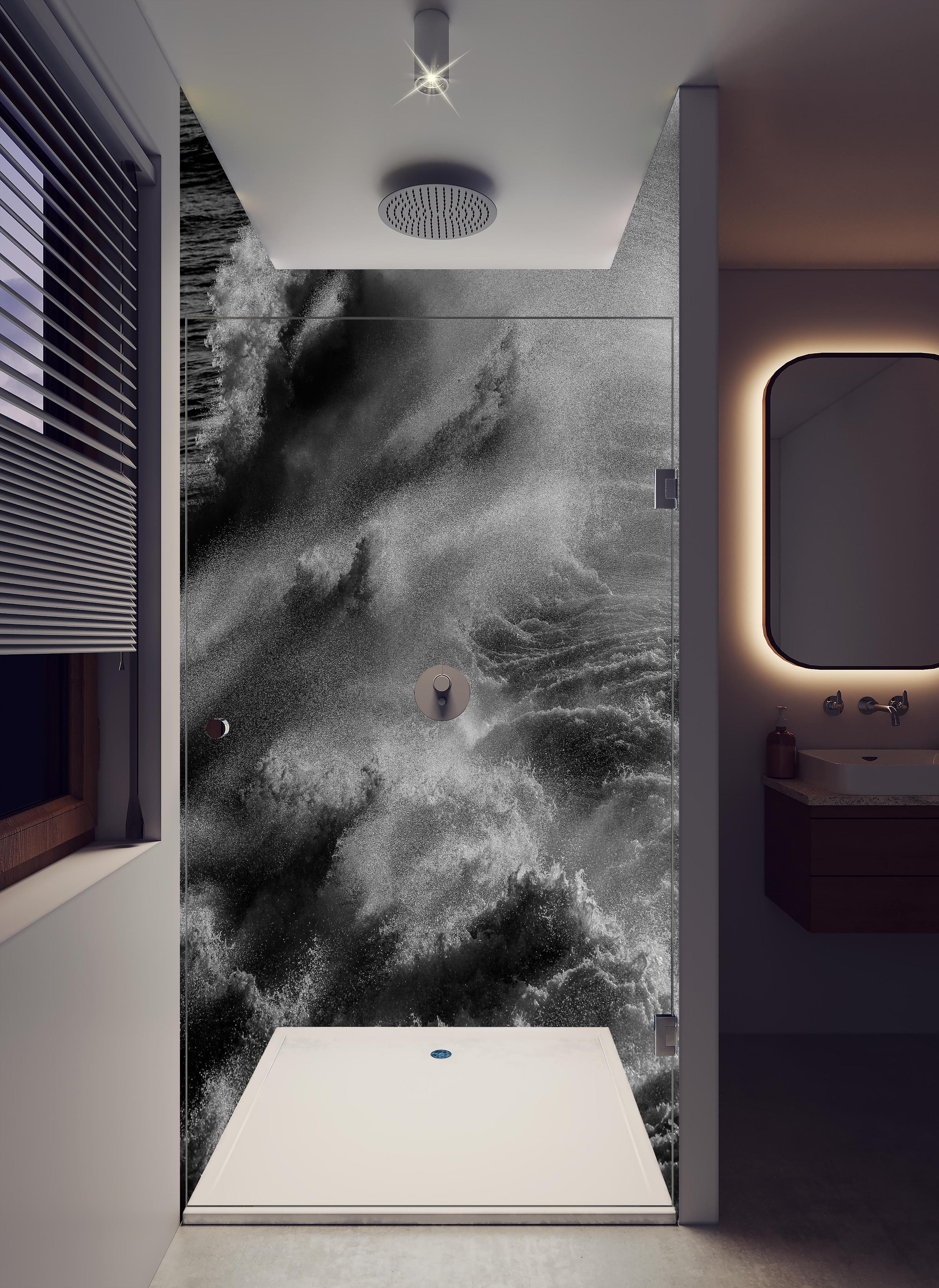 Duschrückwand - Schwarz-Weiße Ozeanwellen-Abstraktion in hellem Badezimmer mit Regenduschkopf - zweiteilige Eck-Duschrückwand