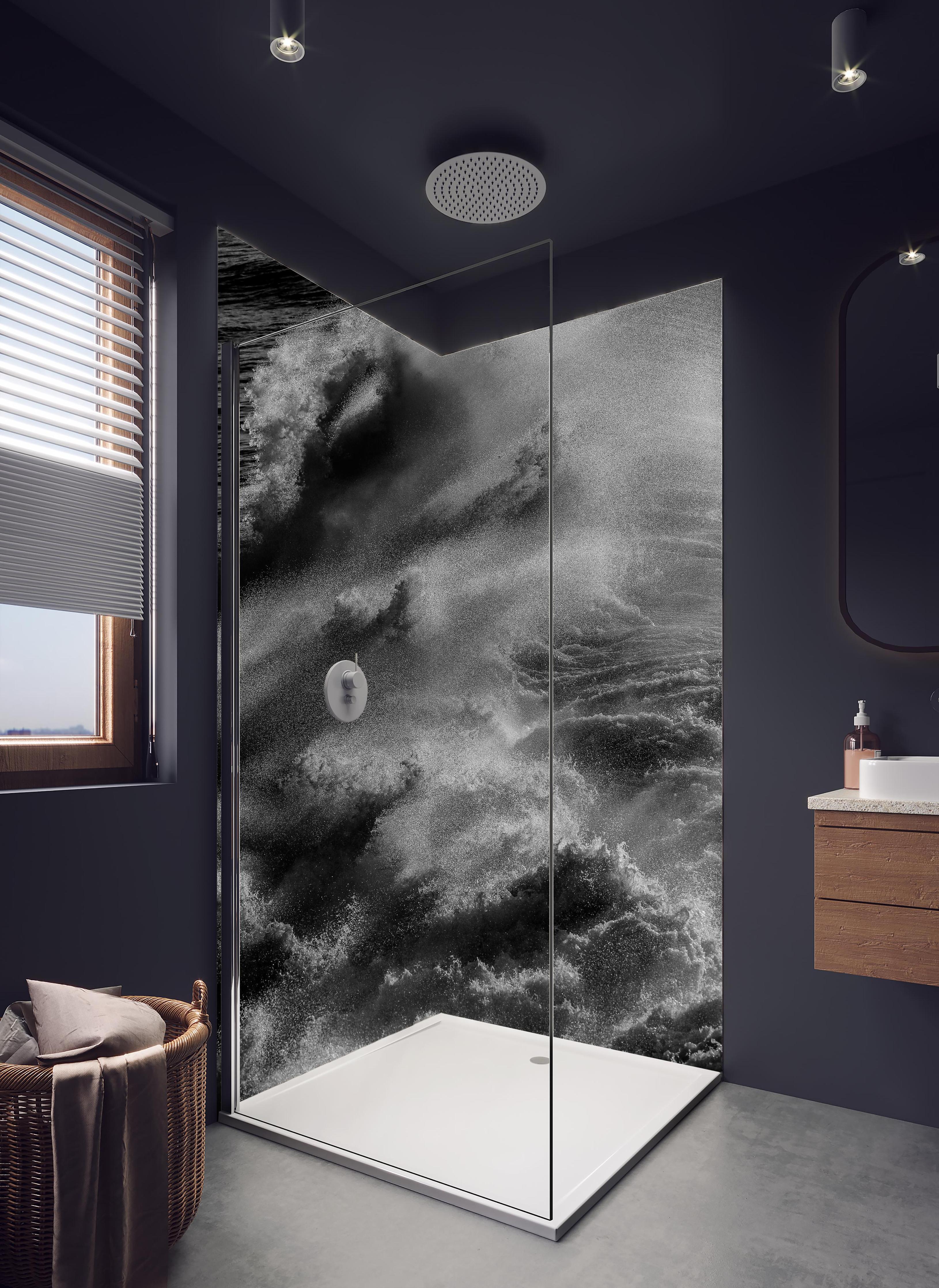 Duschrückwand - Schwarz-Weiße Ozeanwellen-Abstraktion in hellem Badezimmer mit Regenduschkopf - zweiteilige Eck-Duschrückwand