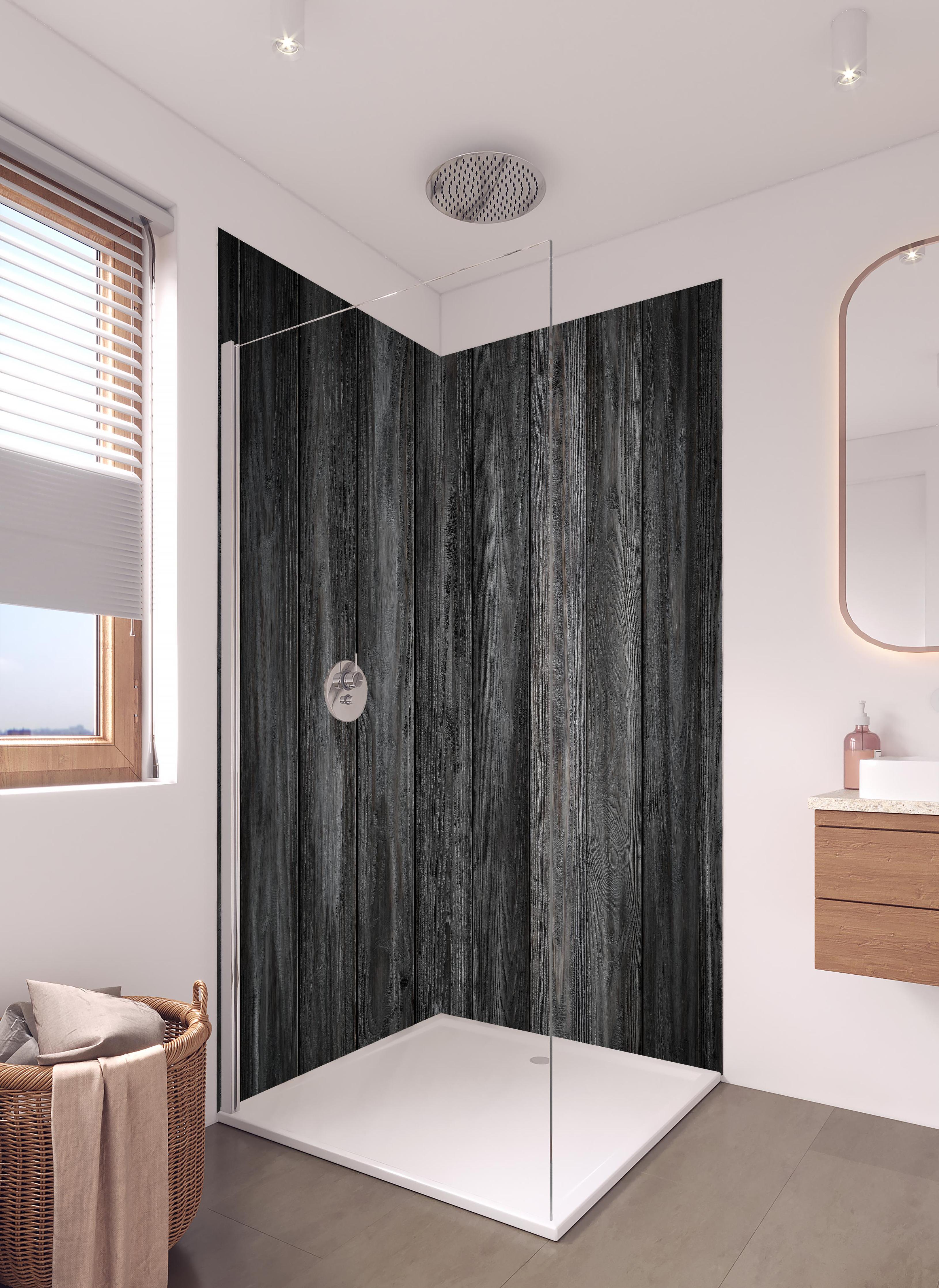 Duschrückwand - Schwarz lackierte Holzbretter in hellem Badezimmer mit Regenduschkopf - zweiteilige Eck-Duschrückwand