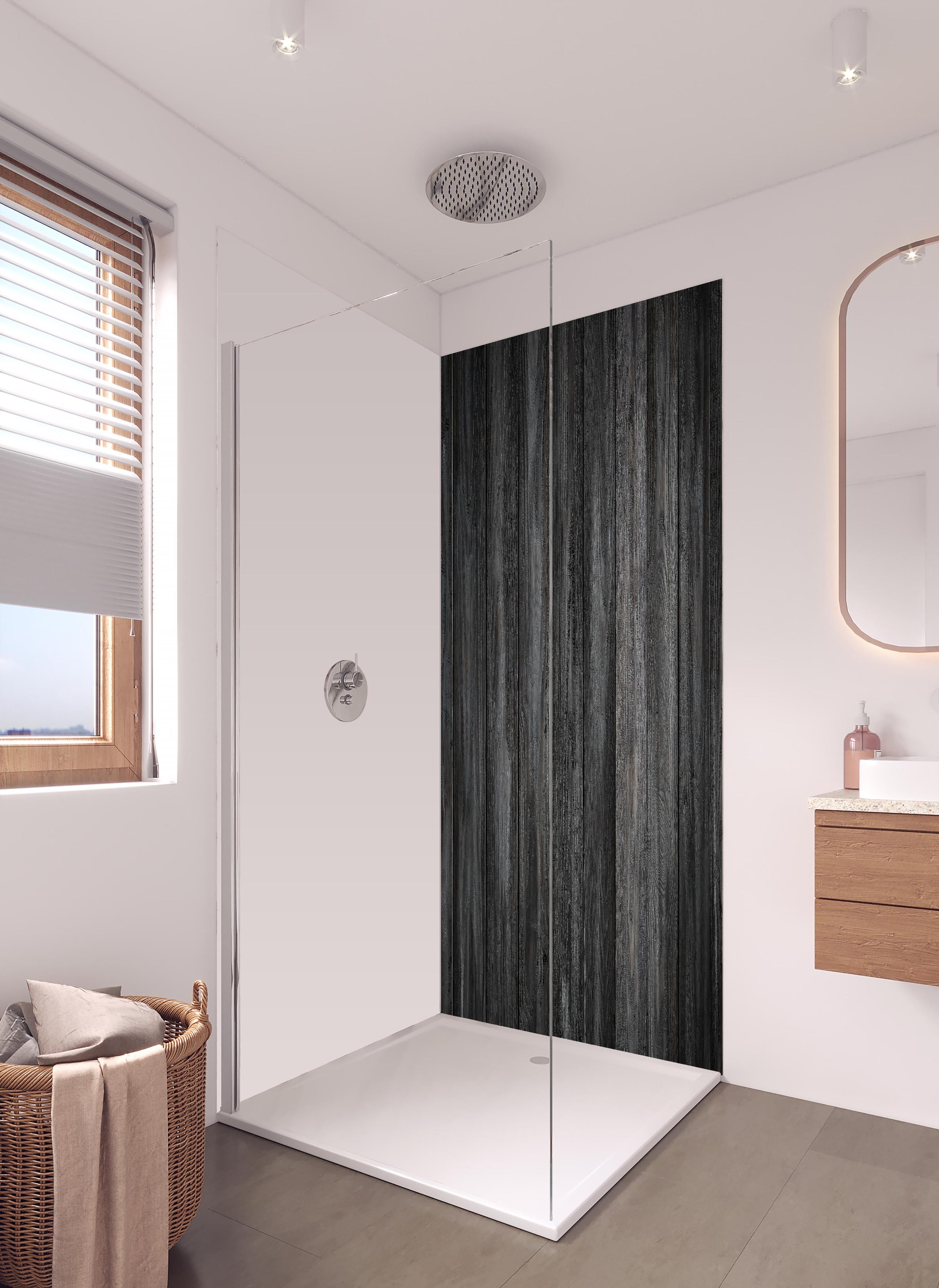 Duschrückwand - Schwarz lackierte Holzbretter in hellem Badezimmer mit Regenduschkopf - zweiteilige Eck-Duschrückwand