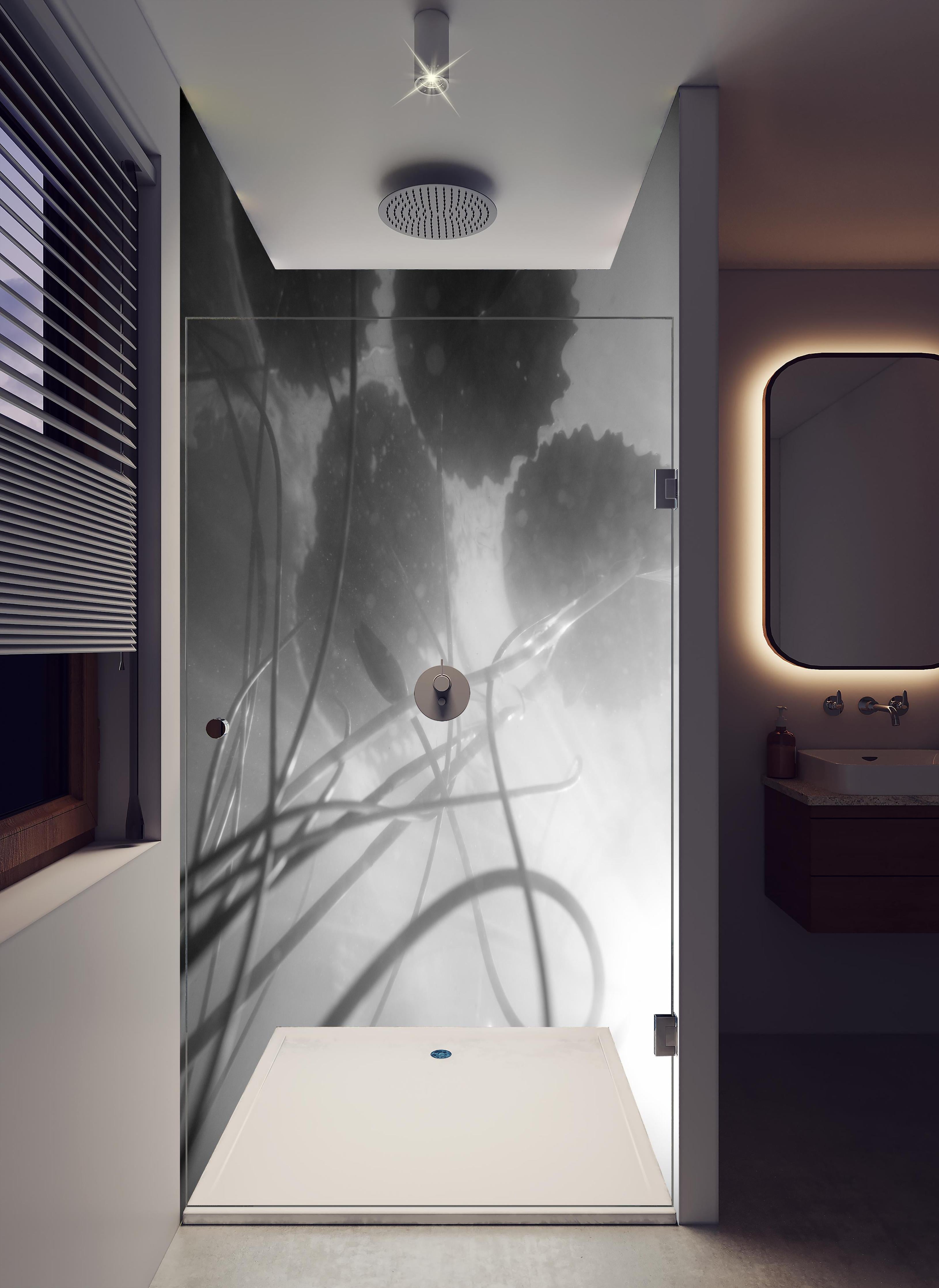 Duschrückwand - Schwarz-weiße Nahaufnahme der Water Lily in hellem Badezimmer mit Regenduschkopf - zweiteilige Eck-Duschrückwand