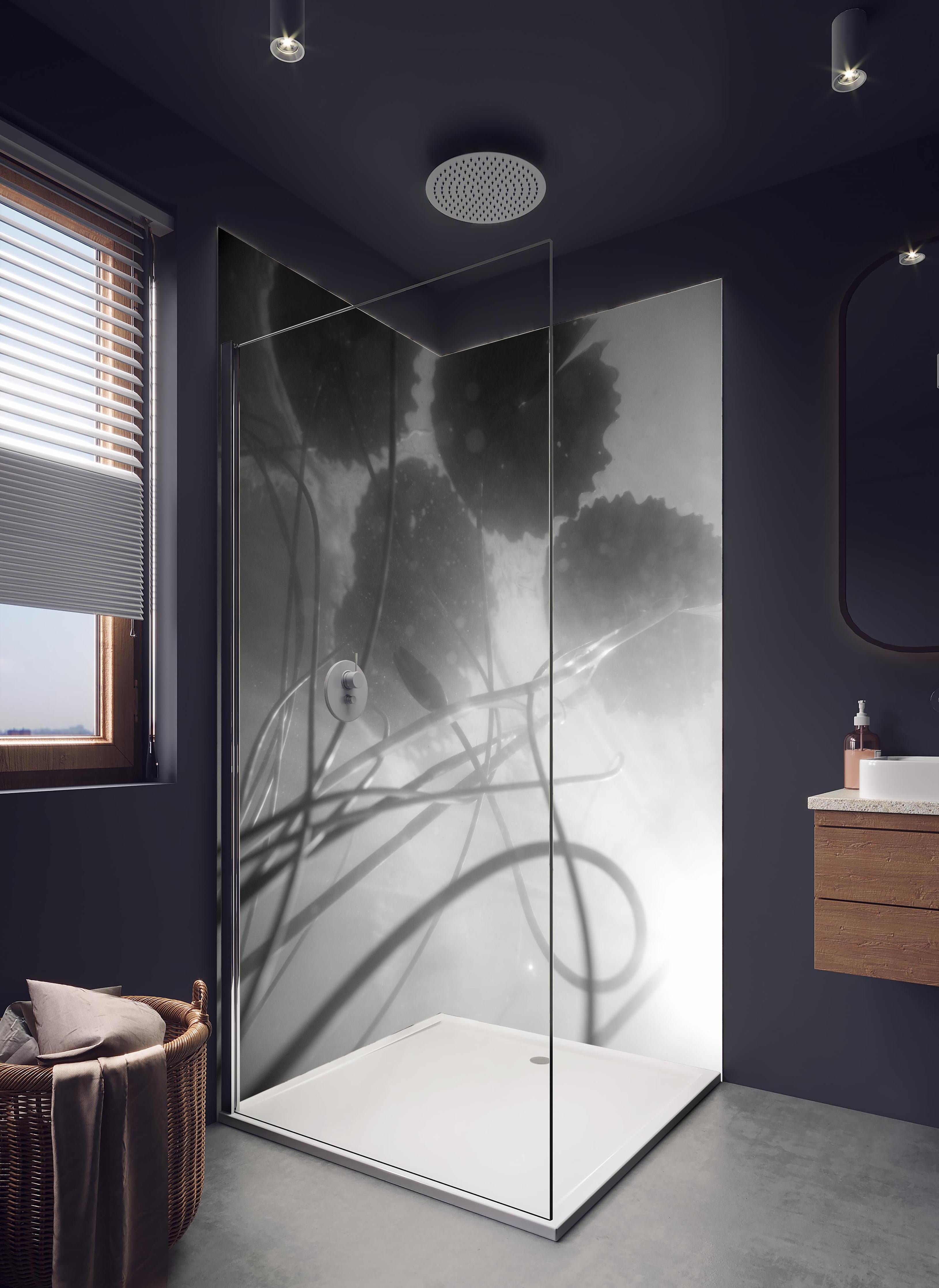 Duschrückwand - Schwarz-weiße Nahaufnahme der Water Lily in hellem Badezimmer mit Regenduschkopf - zweiteilige Eck-Duschrückwand