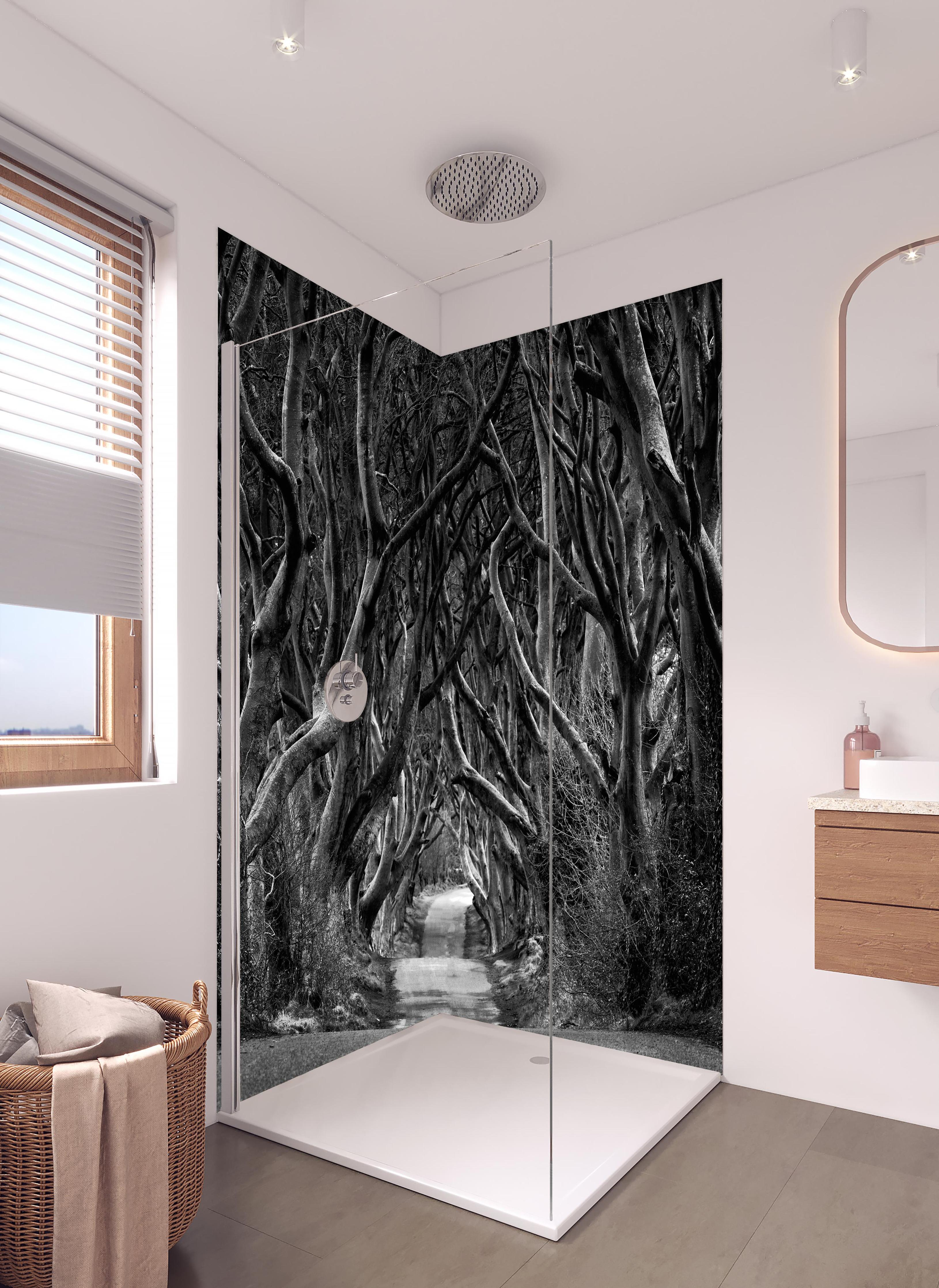 Duschrückwand - Schwarz, weißer Waldweg in hellem Badezimmer mit Regenduschkopf - zweiteilige Eck-Duschrückwand