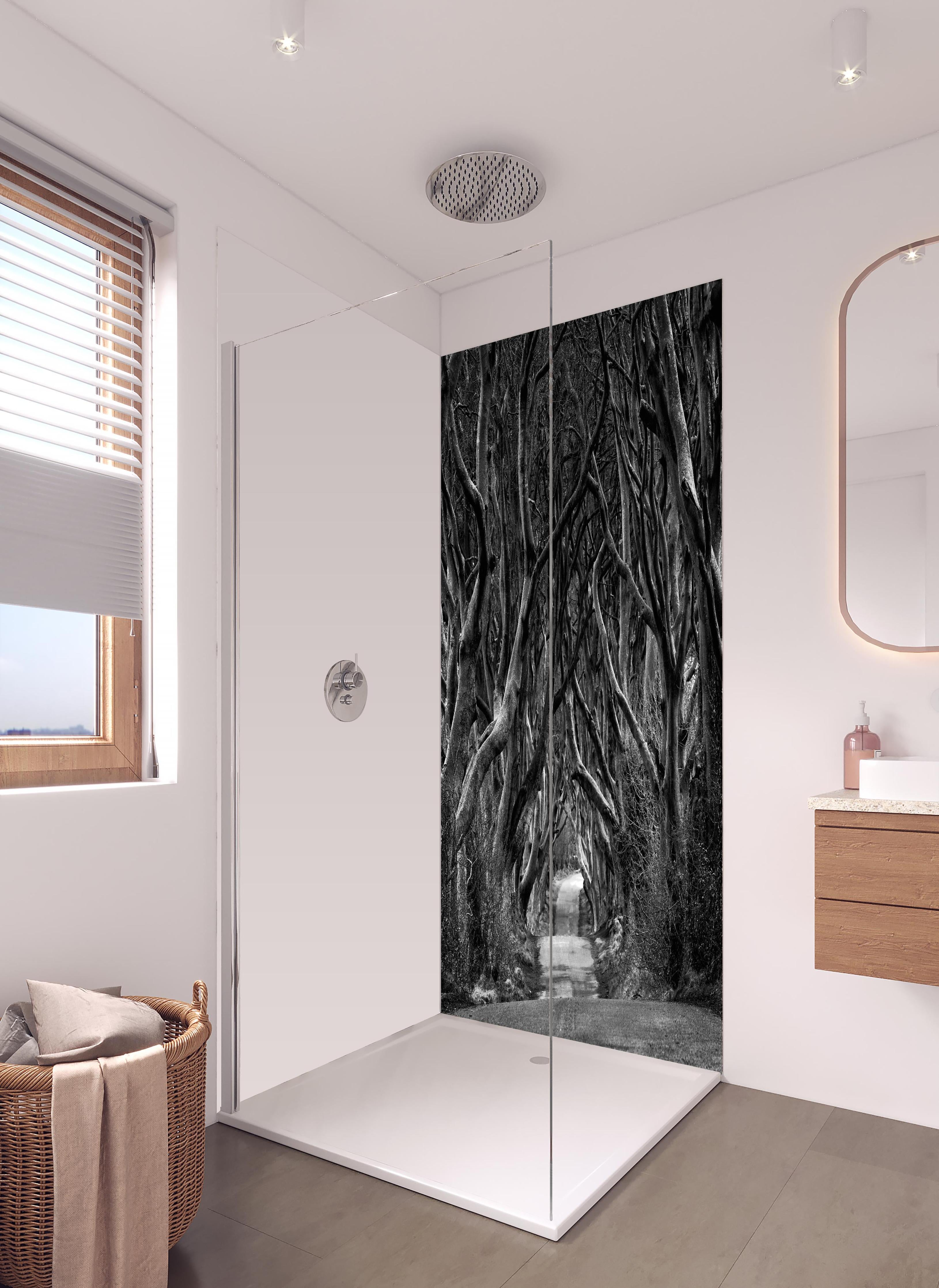 Duschrückwand - Schwarz, weißer Waldweg in hellem Badezimmer mit Regenduschkopf - zweiteilige Eck-Duschrückwand