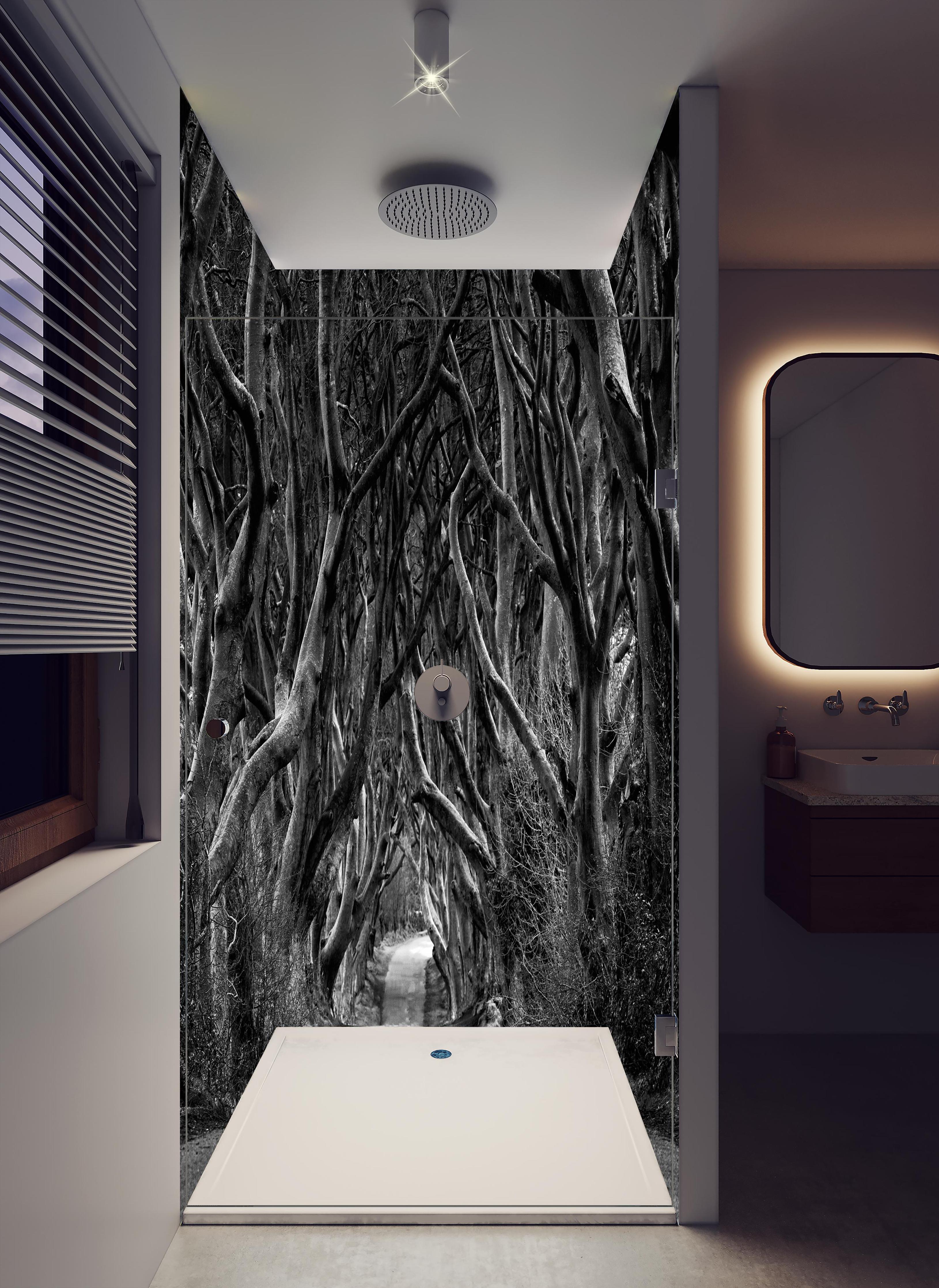 Duschrückwand - Schwarz, weißer Waldweg in hellem Badezimmer mit Regenduschkopf - zweiteilige Eck-Duschrückwand
