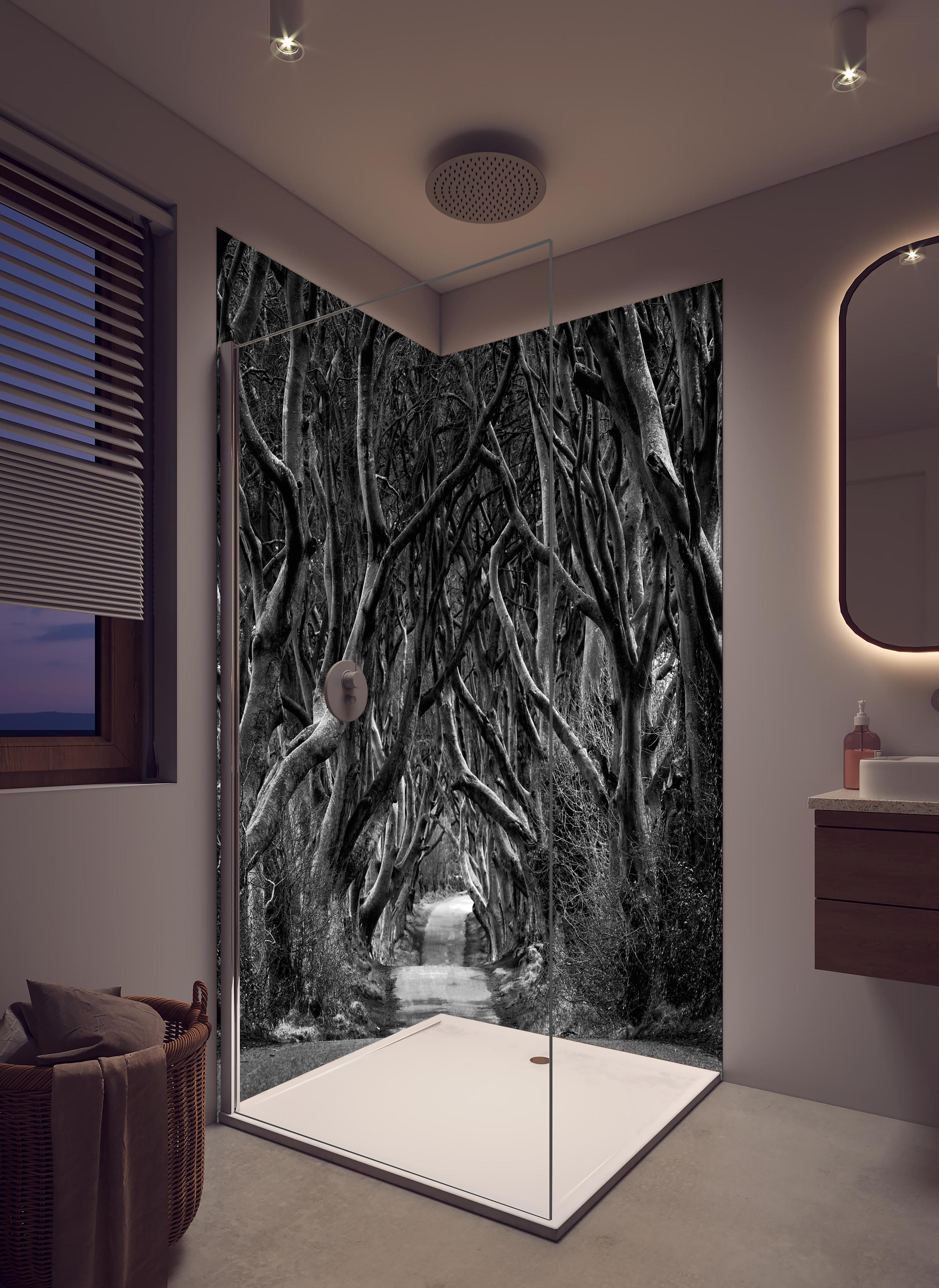 Duschrückwand - Schwarz, weißer Waldweg in hellem Badezimmer mit Regenduschkopf - zweiteilige Eck-Duschrückwand
