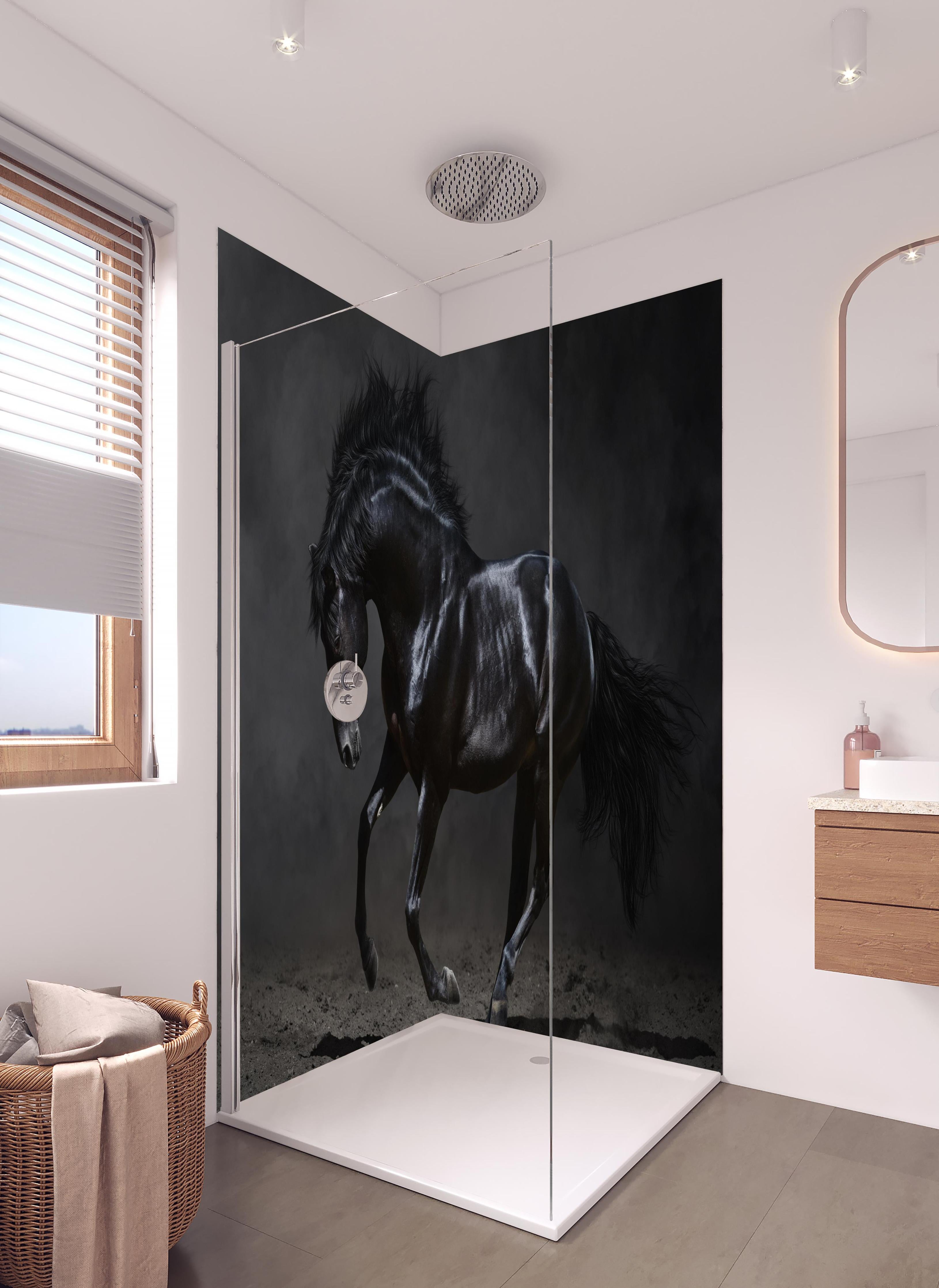 Duschrückwand - Schwarzer Hengst auf dunklem Hintergrund in hellem Badezimmer mit Regenduschkopf - zweiteilige Eck-Duschrückwand