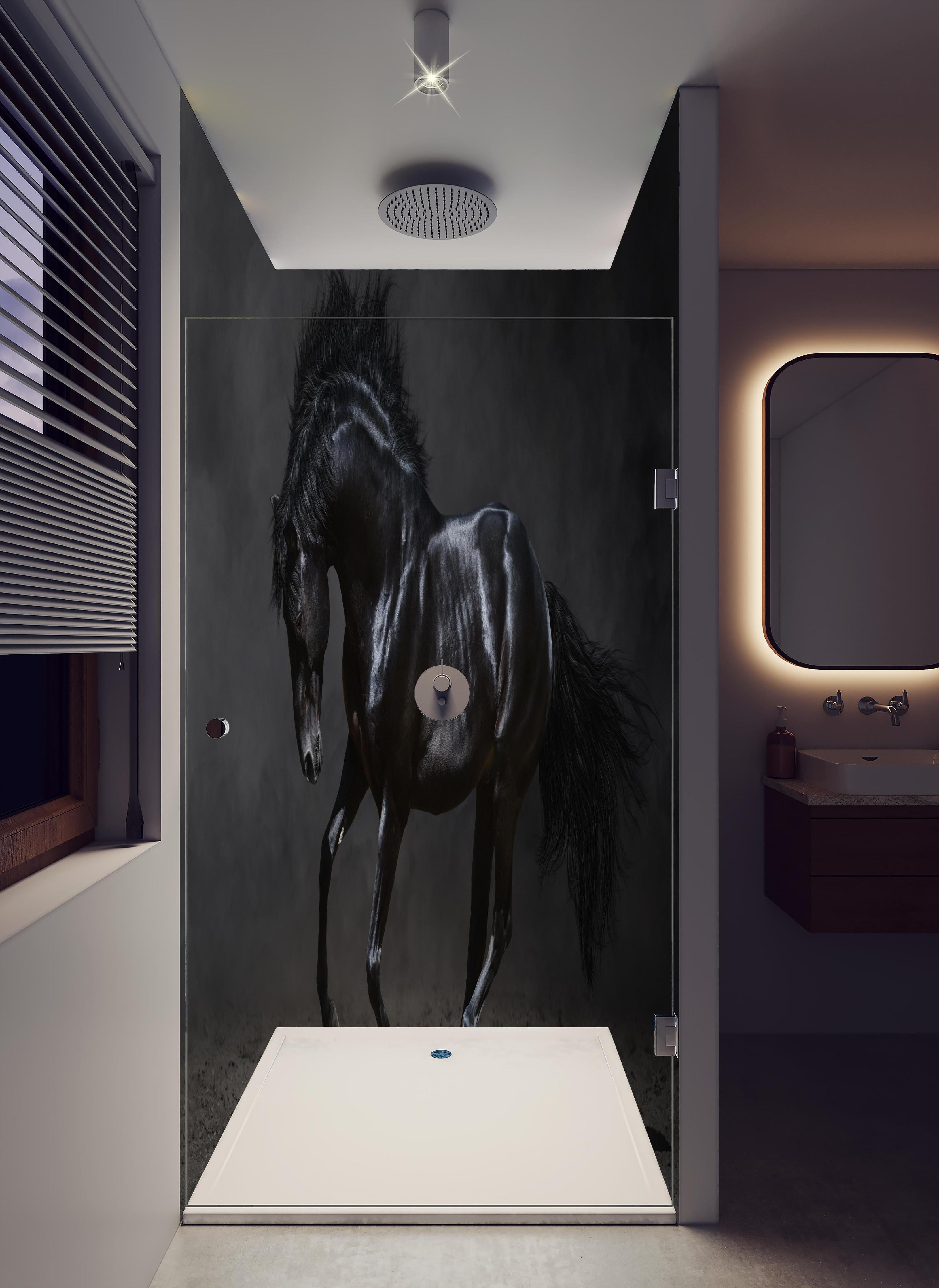 Duschrückwand - Schwarzer Hengst auf dunklem Hintergrund in hellem Badezimmer mit Regenduschkopf - zweiteilige Eck-Duschrückwand