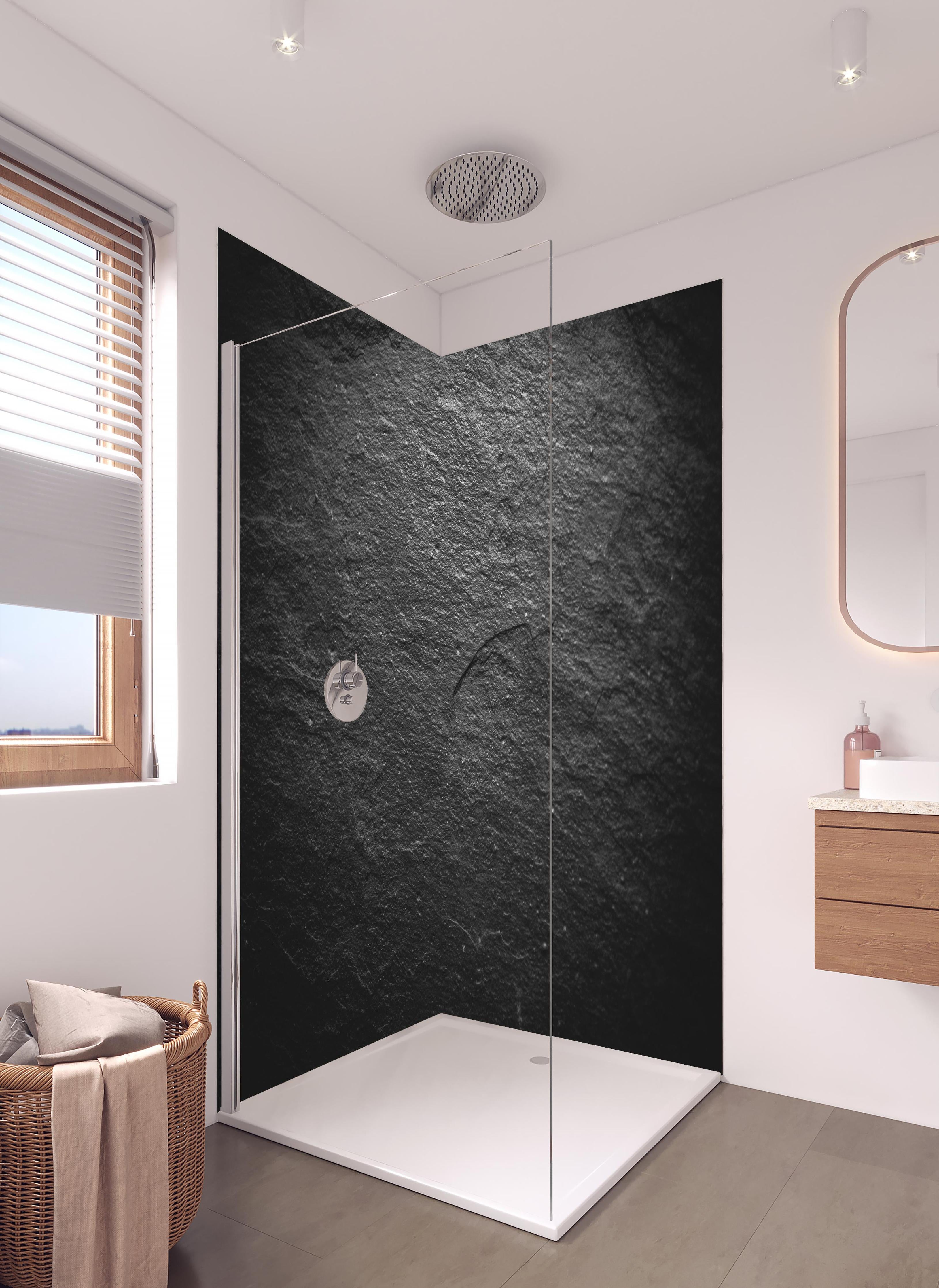 Duschrückwand - Schwarzer Schieferstein in hellem Badezimmer mit Regenduschkopf - zweiteilige Eck-Duschrückwand