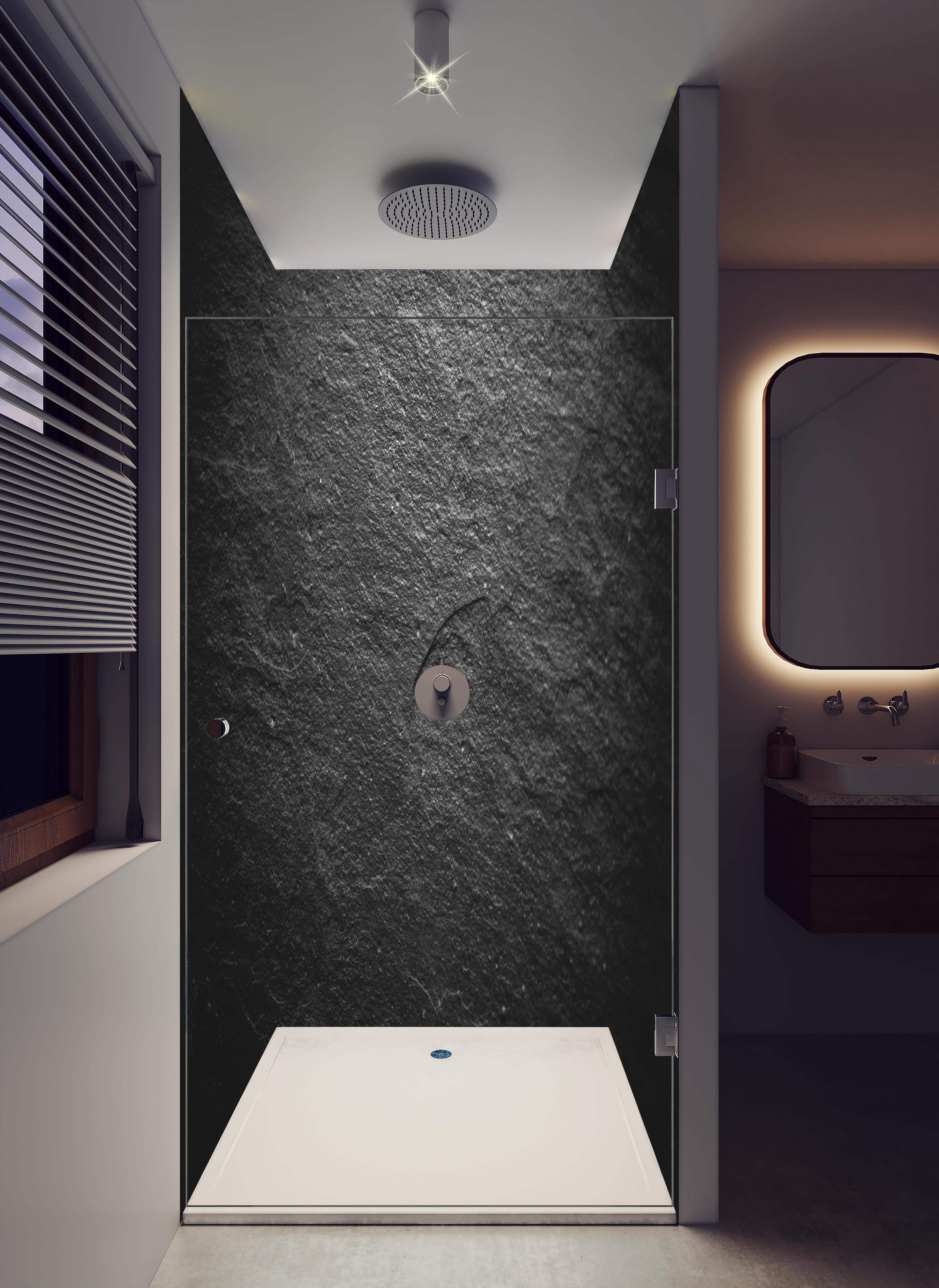 Duschrückwand - Schwarzer Schieferstein in hellem Badezimmer mit Regenduschkopf - zweiteilige Eck-Duschrückwand