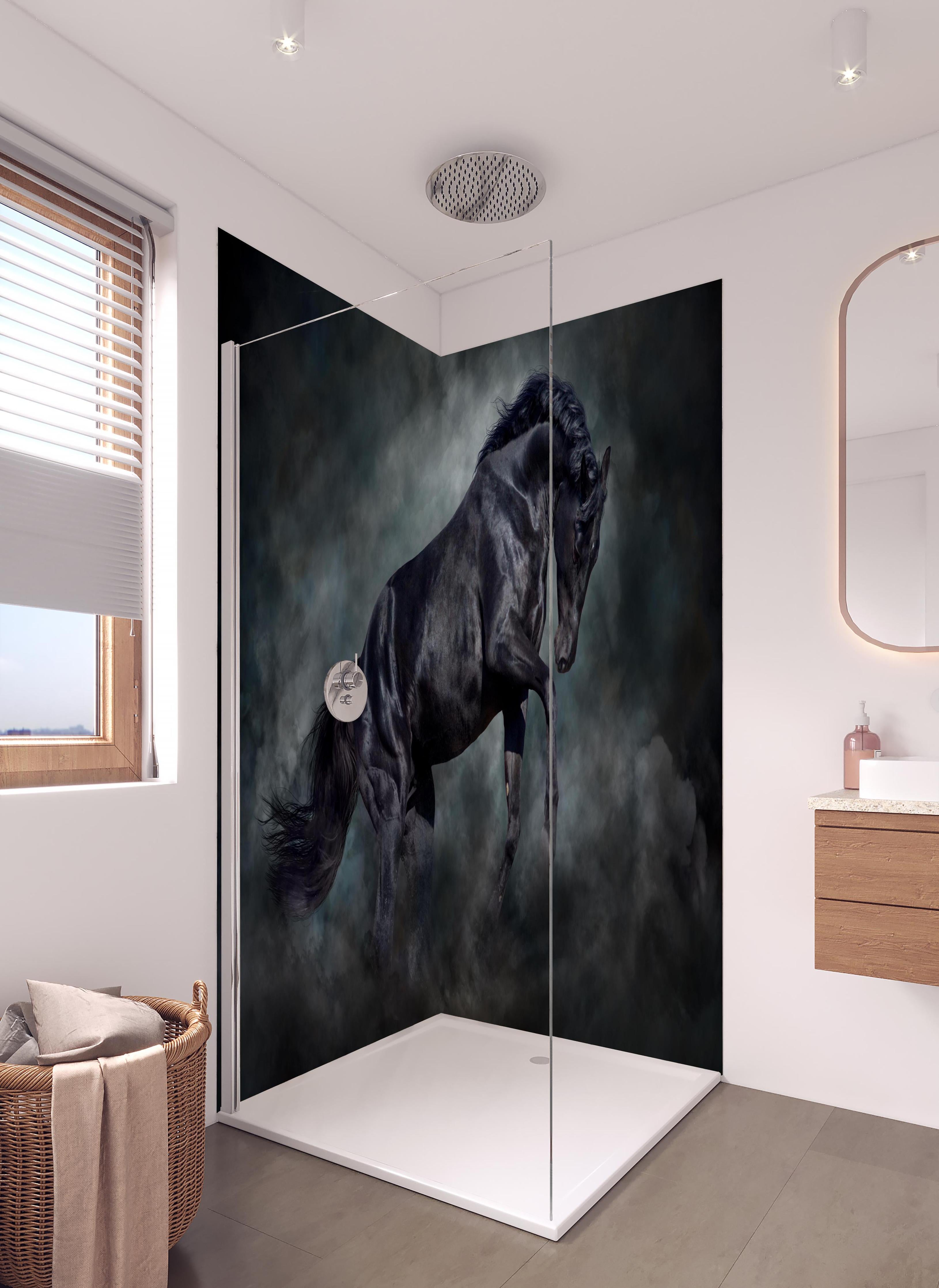 Duschrückwand - Schwarzer hengst in hellem Badezimmer mit Regenduschkopf - zweiteilige Eck-Duschrückwand