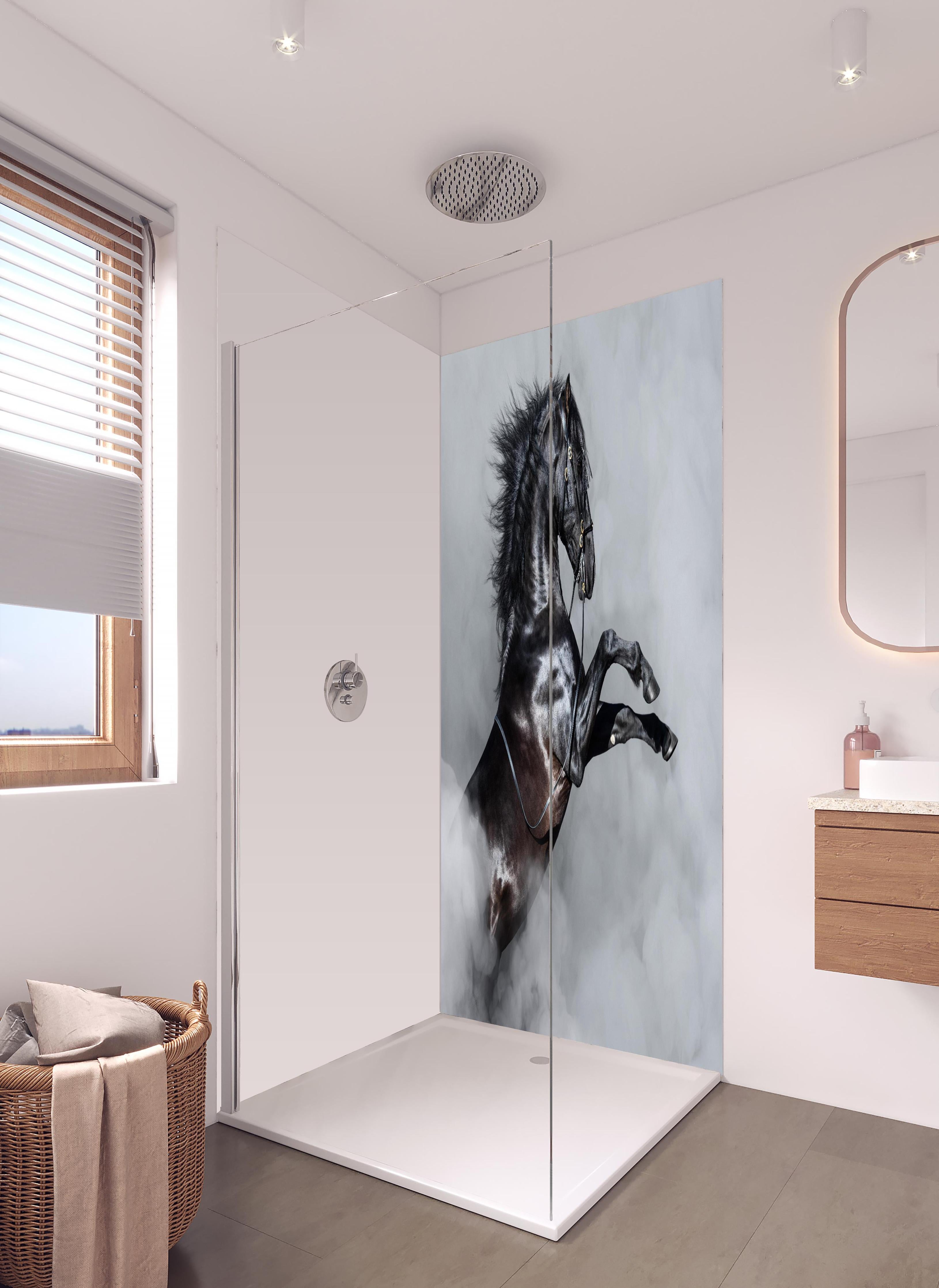 Duschrückwand - Schwarzes Andalusier Pferd im Nebel in hellem Badezimmer mit Regenduschkopf - zweiteilige Eck-Duschrückwand